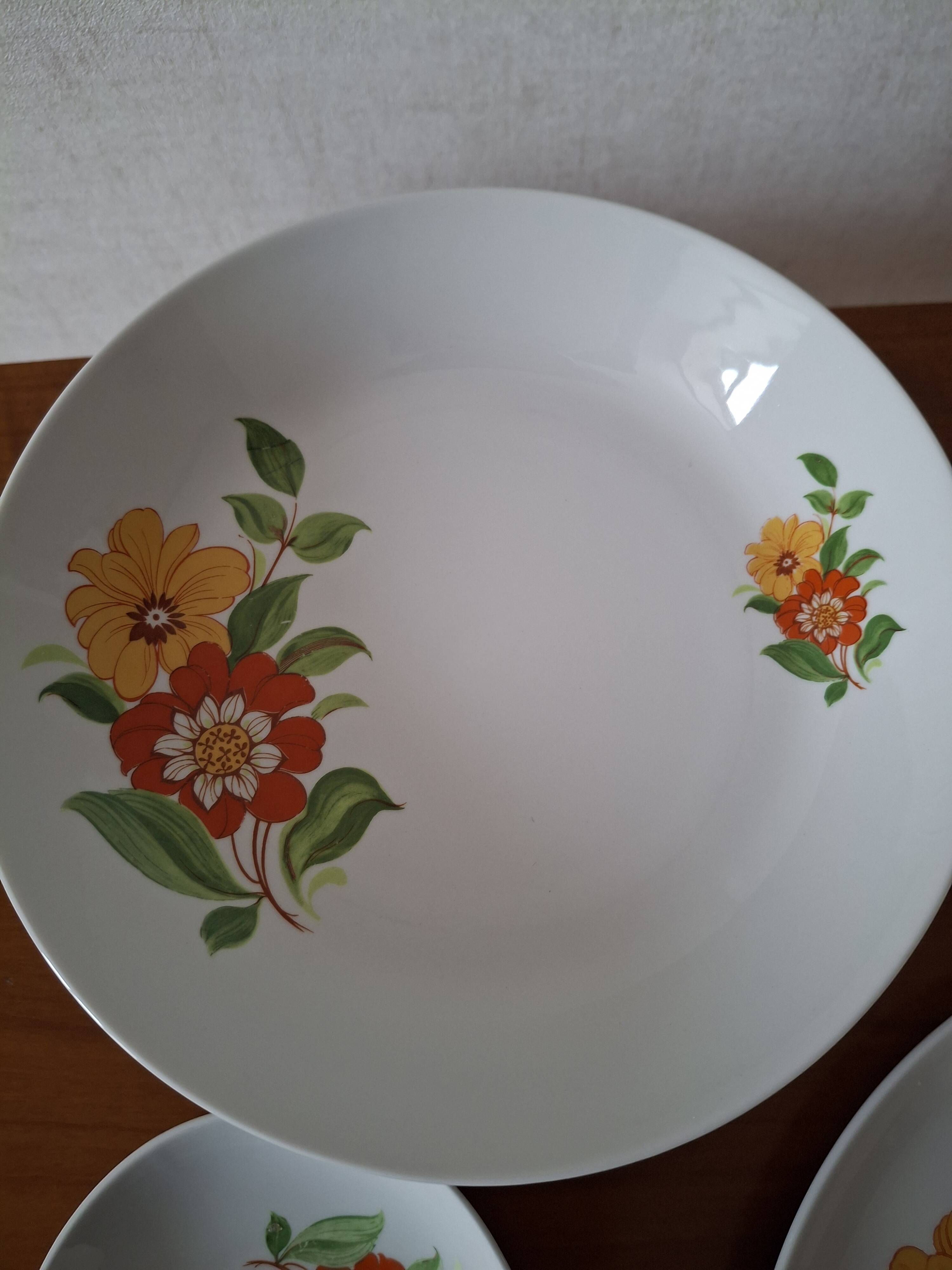 Vintage table service in Italian porcelain "Royal" with floral decoration.