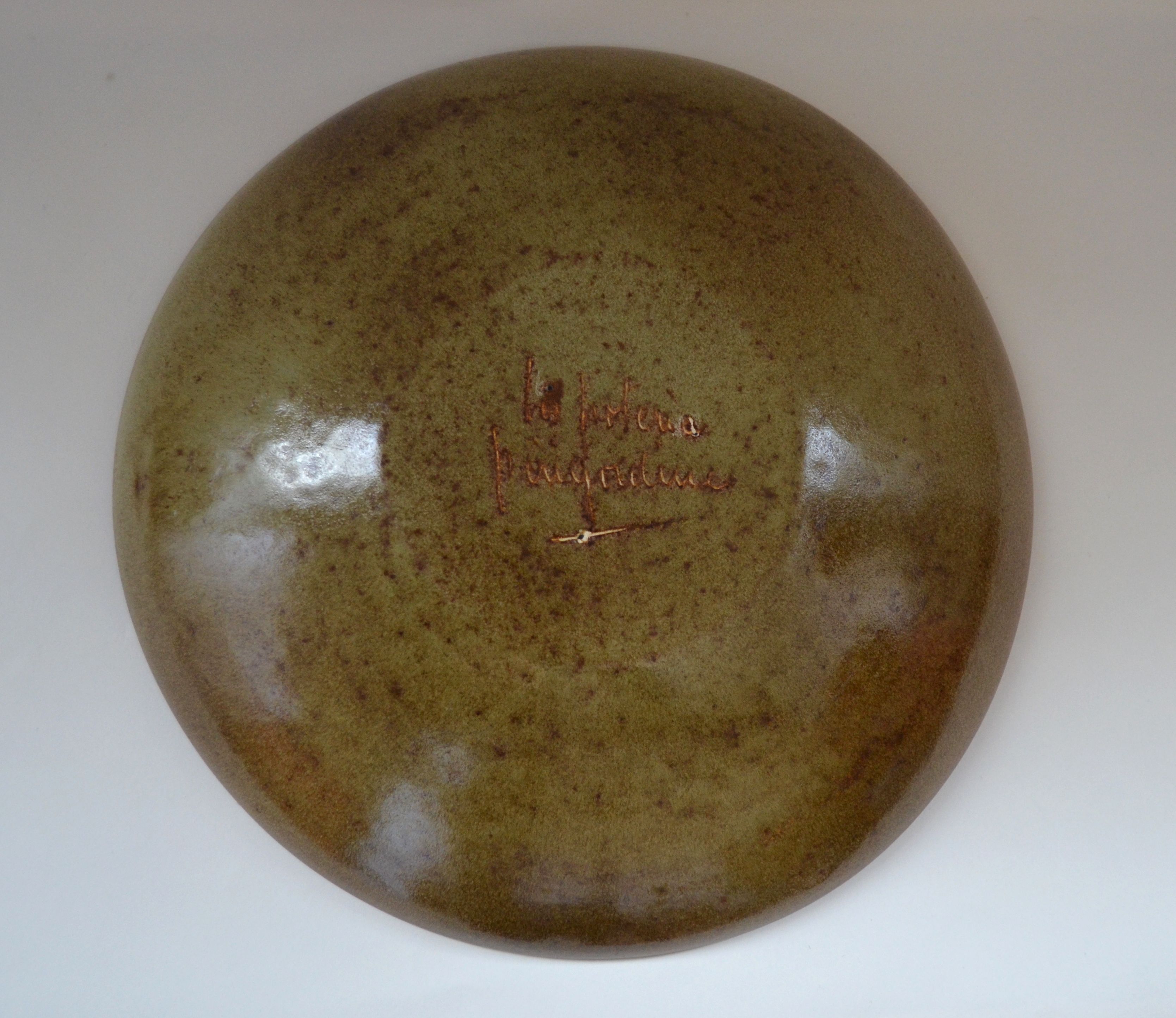 Sandstone fruit basket by Jean Varoqueaux- Plat La Poterie Périgordine