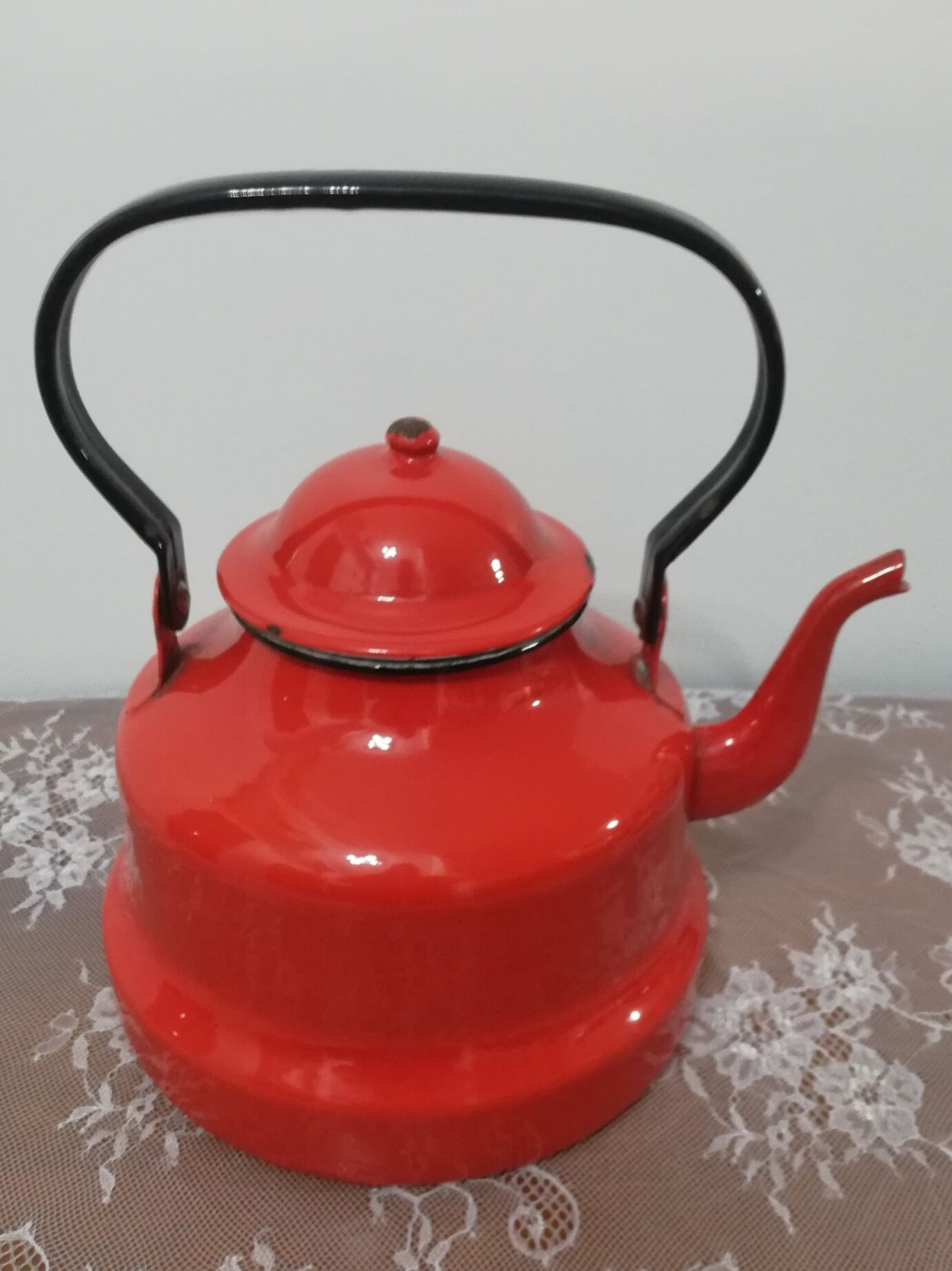 Red enamelled sheet metal kettle