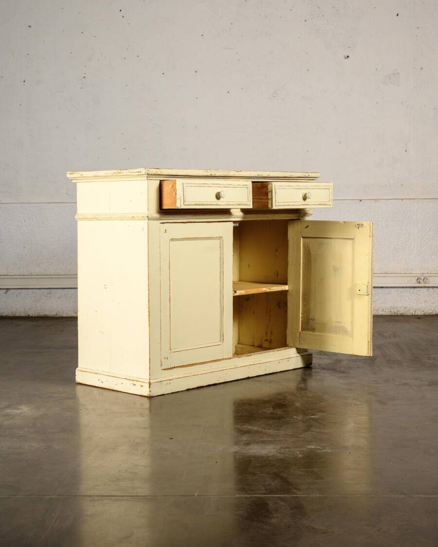 Country buffet with 2 doors