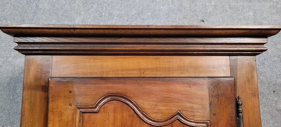 Armoire bonnetiére époque Louis XV en noyer vers 1780-1800