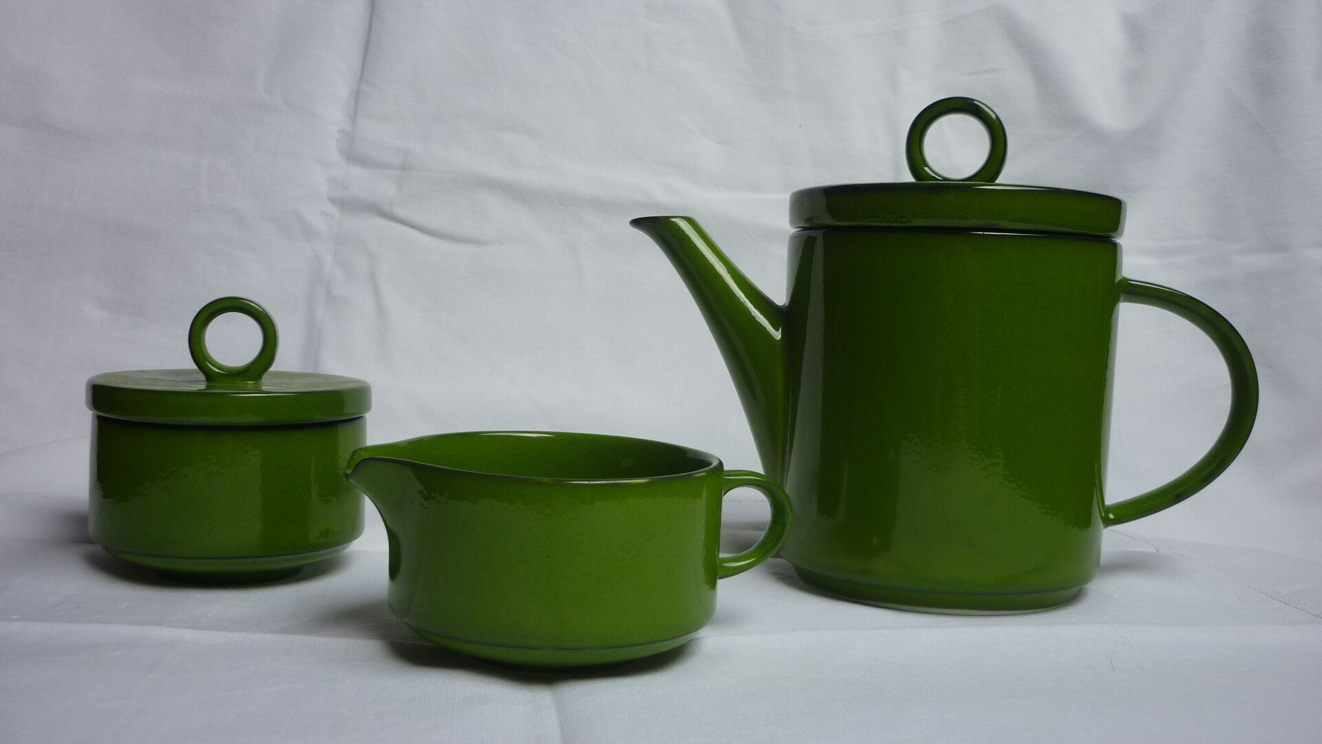 Green enamelled porcelain coffee set