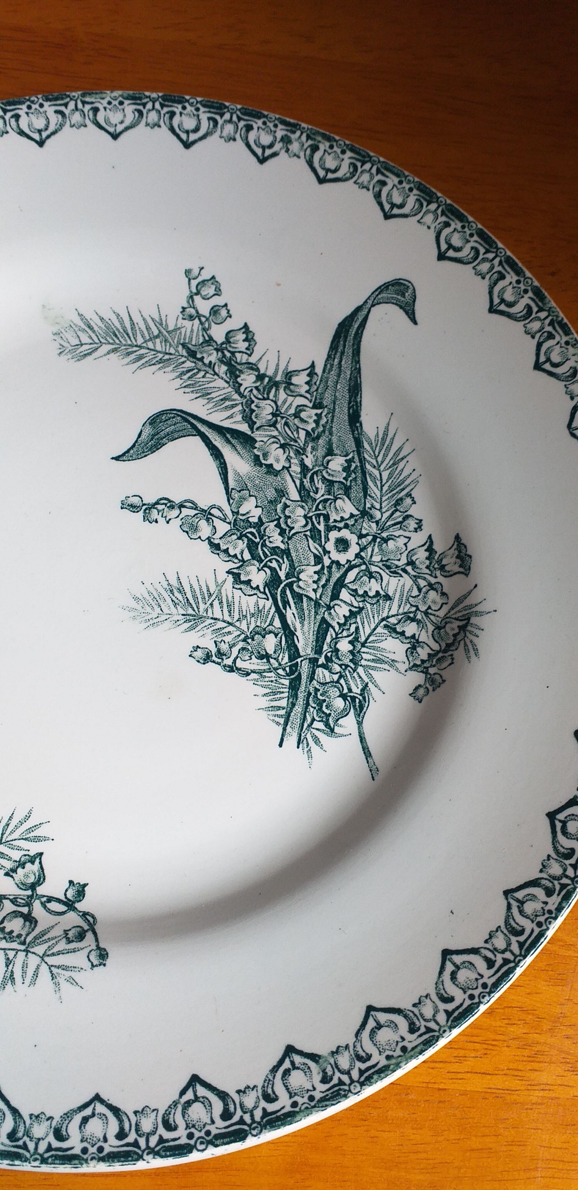Flat porcelain plate st Amandinoise st amand model thrush