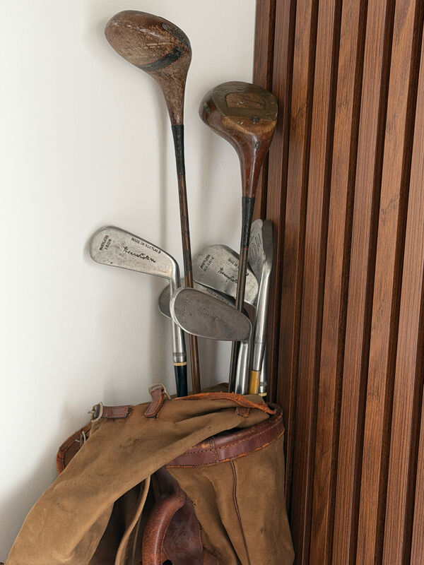 Sac de golf ancien avec 7 clubs vintage