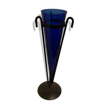 Vase bleu cobalt sur structure fer