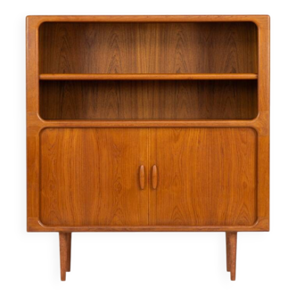 Bibliothèque en teck de Svend Dyrlund avec portes à tambour (Danemark, années 1960).
