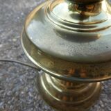 Lampe à poser avec globe en verre ciselé.