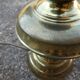 Lampe à poser avec globe en verre ciselé.
