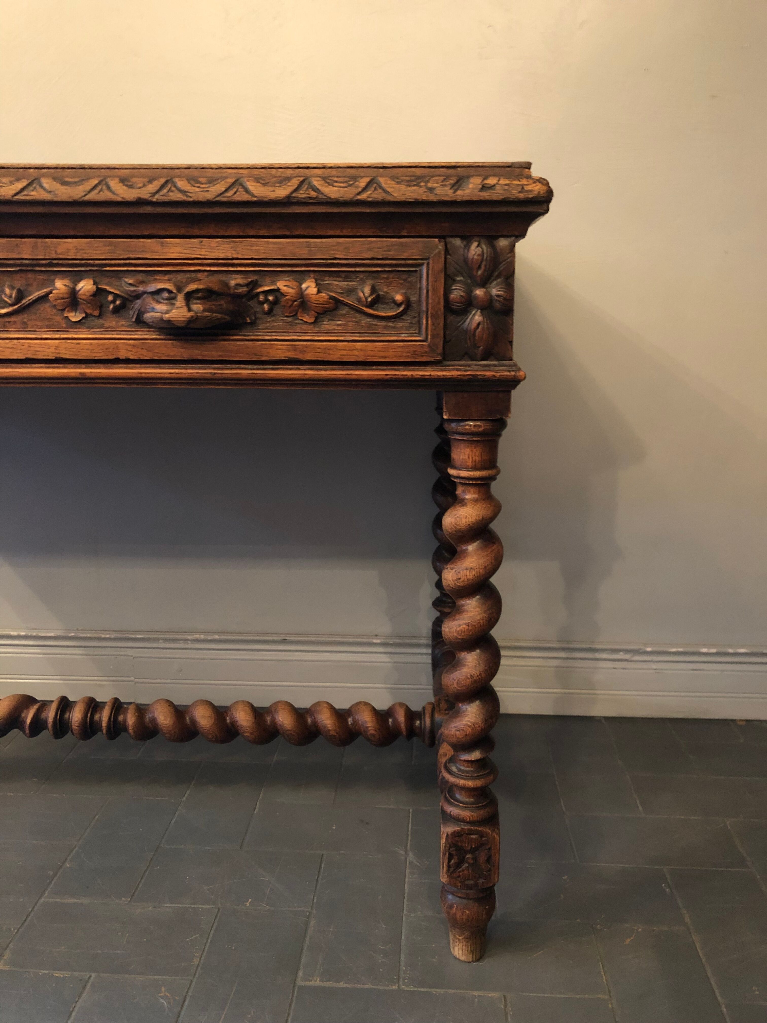 Bureau en bois sculpté