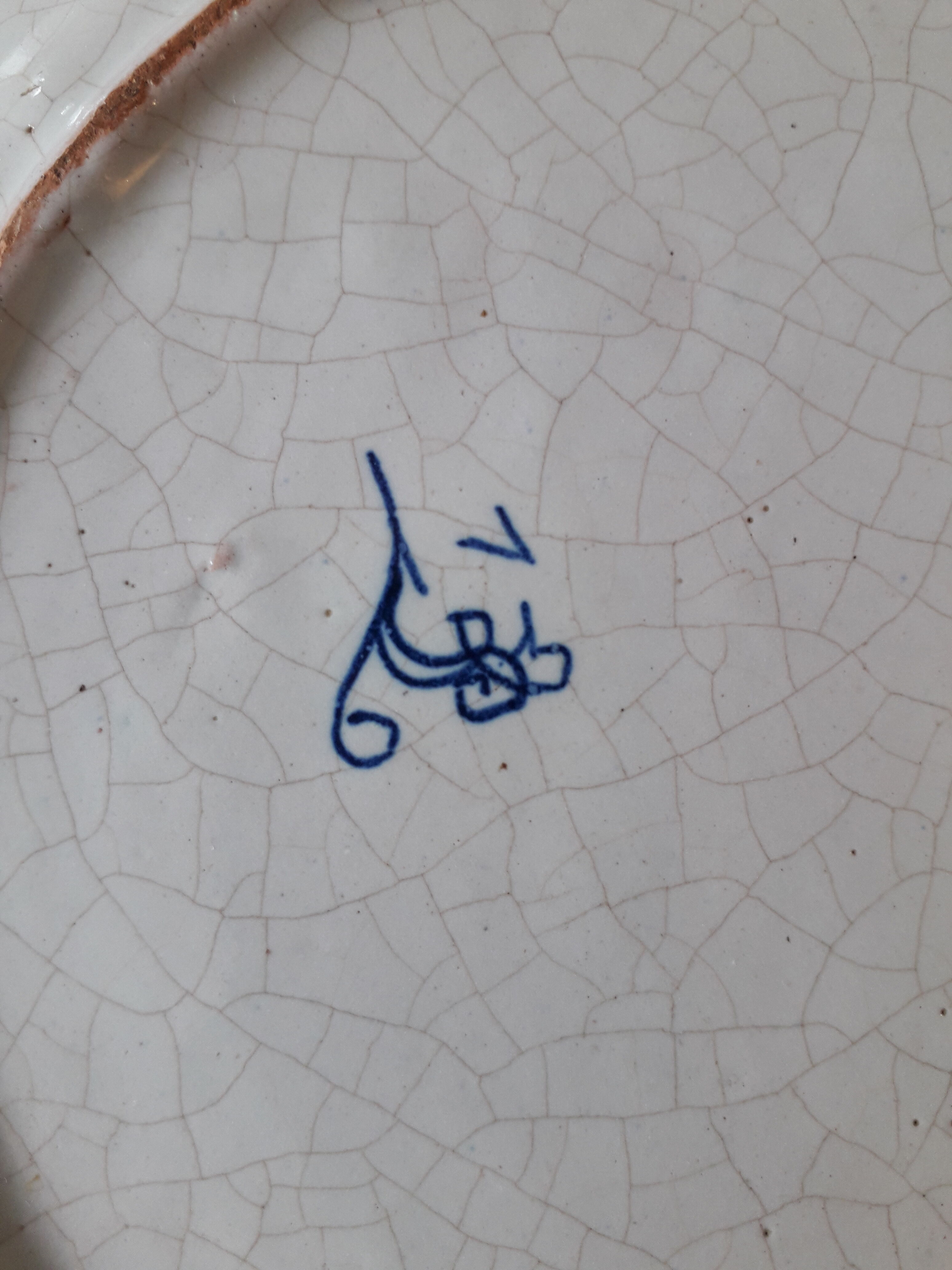 Assiette en faïence de Rouen corne d'abondance signée