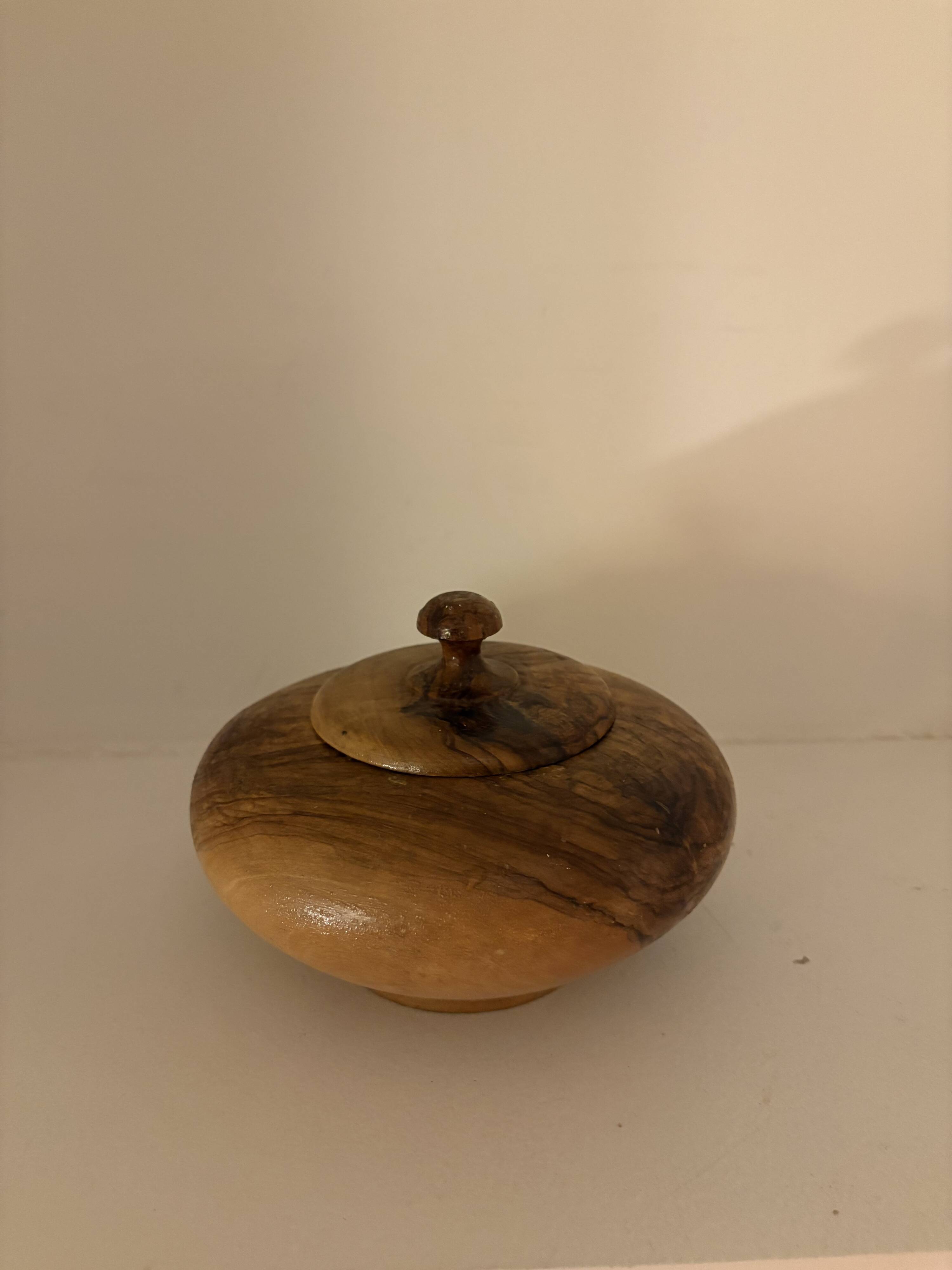 set of 17 decorative items