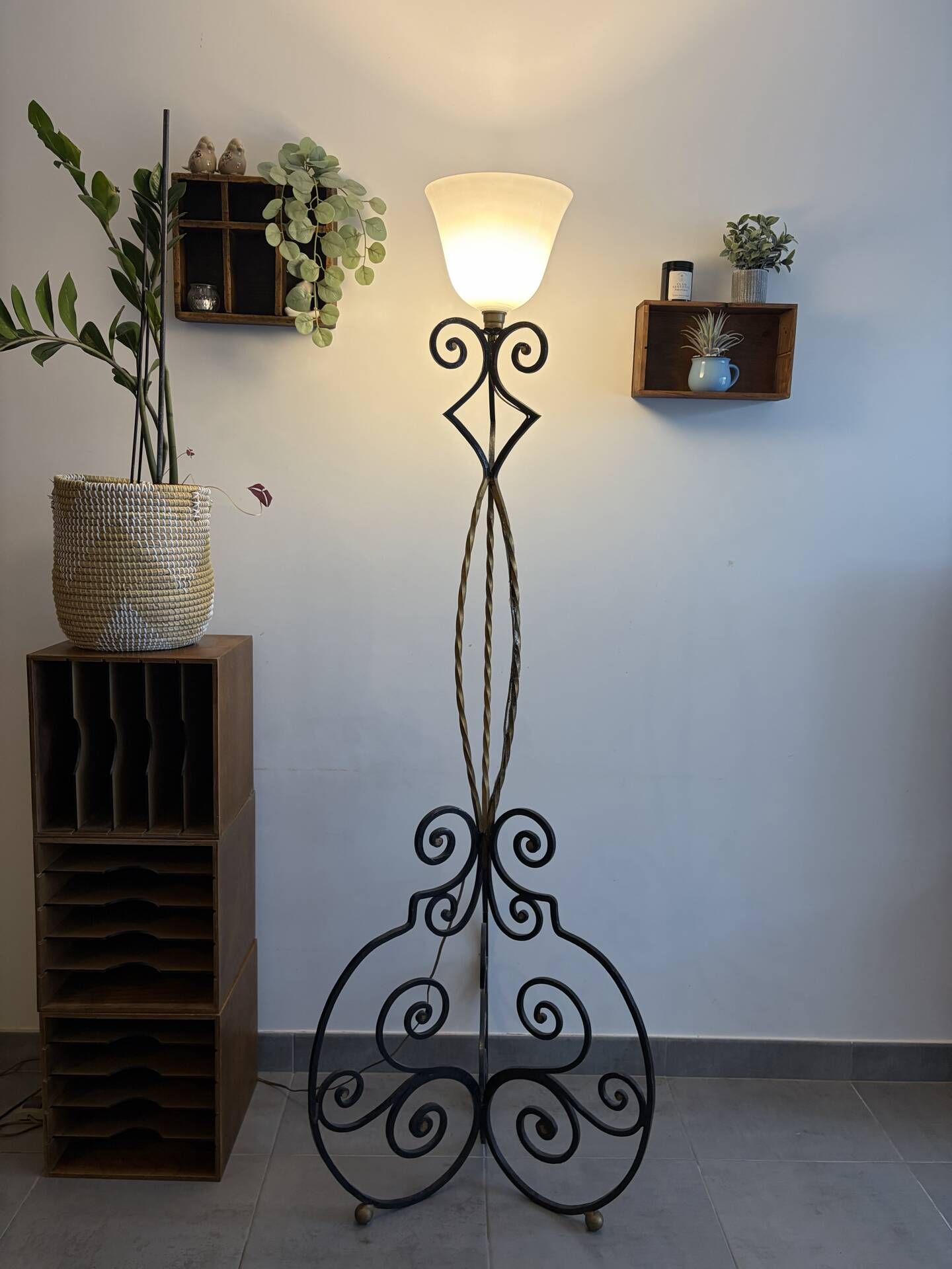 Vintage floor lamp in wrought iron and opaline.