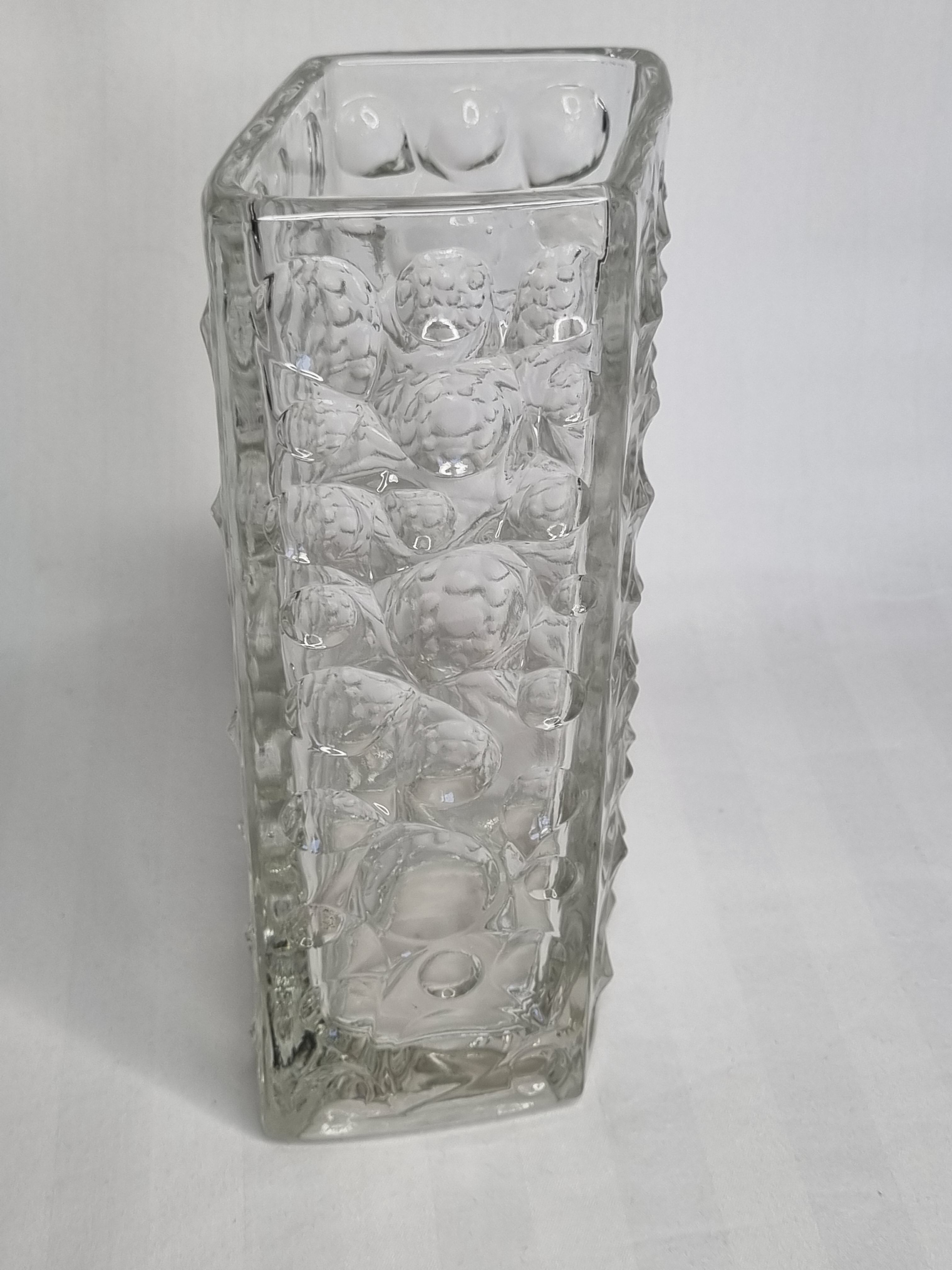 Textured vintage glass vase, 21 cm