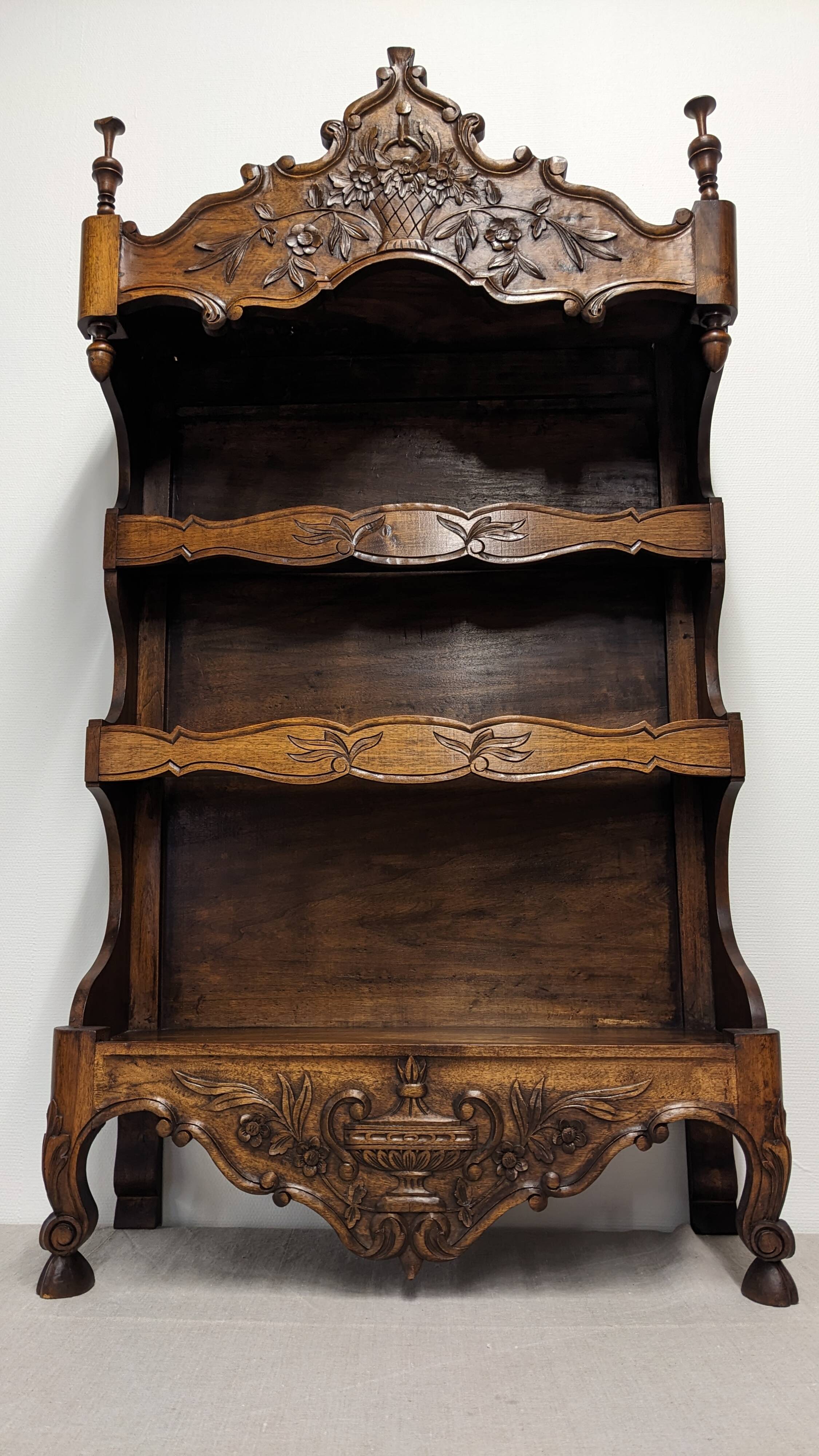 Etagère estagnier provençal de style Louis XV en noyer, France fin XIXème
