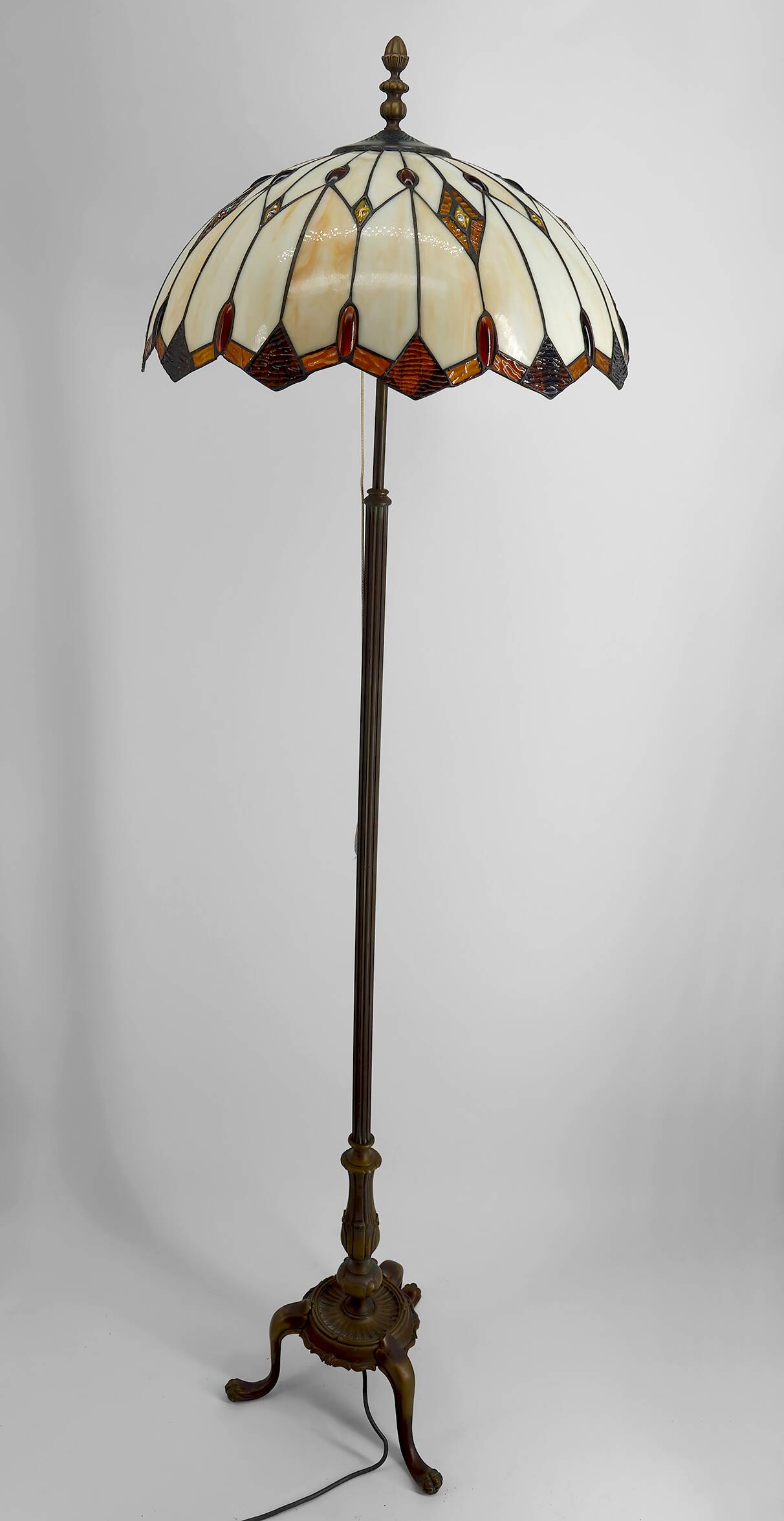 Bronze floor lamp with Tiffany-style stained glass shade – 20th century