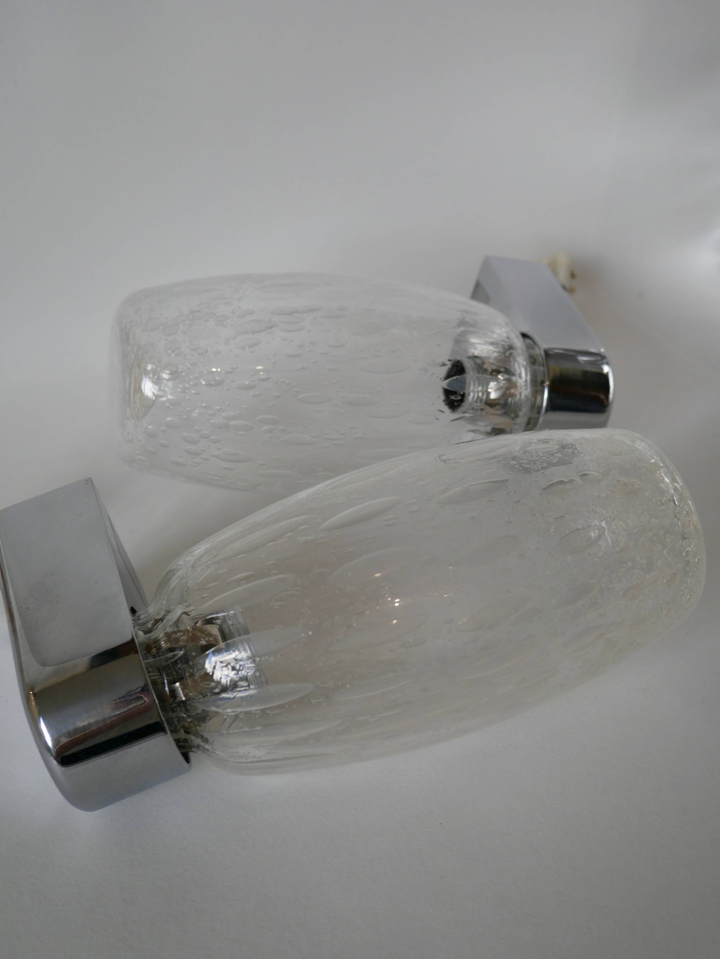 Paire d'appliques murales design en verre soufflé et chrome par inda circa 1960-1970