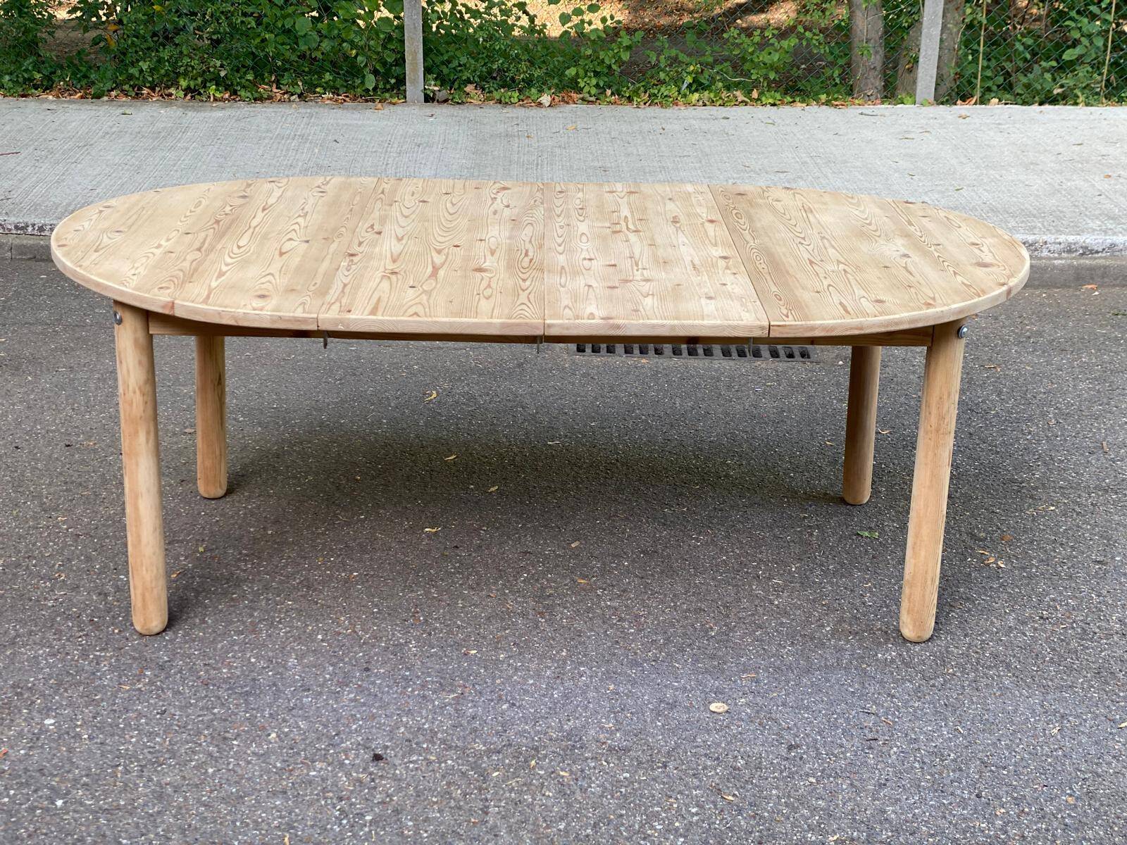 Scandinavian round extendable dining table stripped in solid wood from the 1970s.