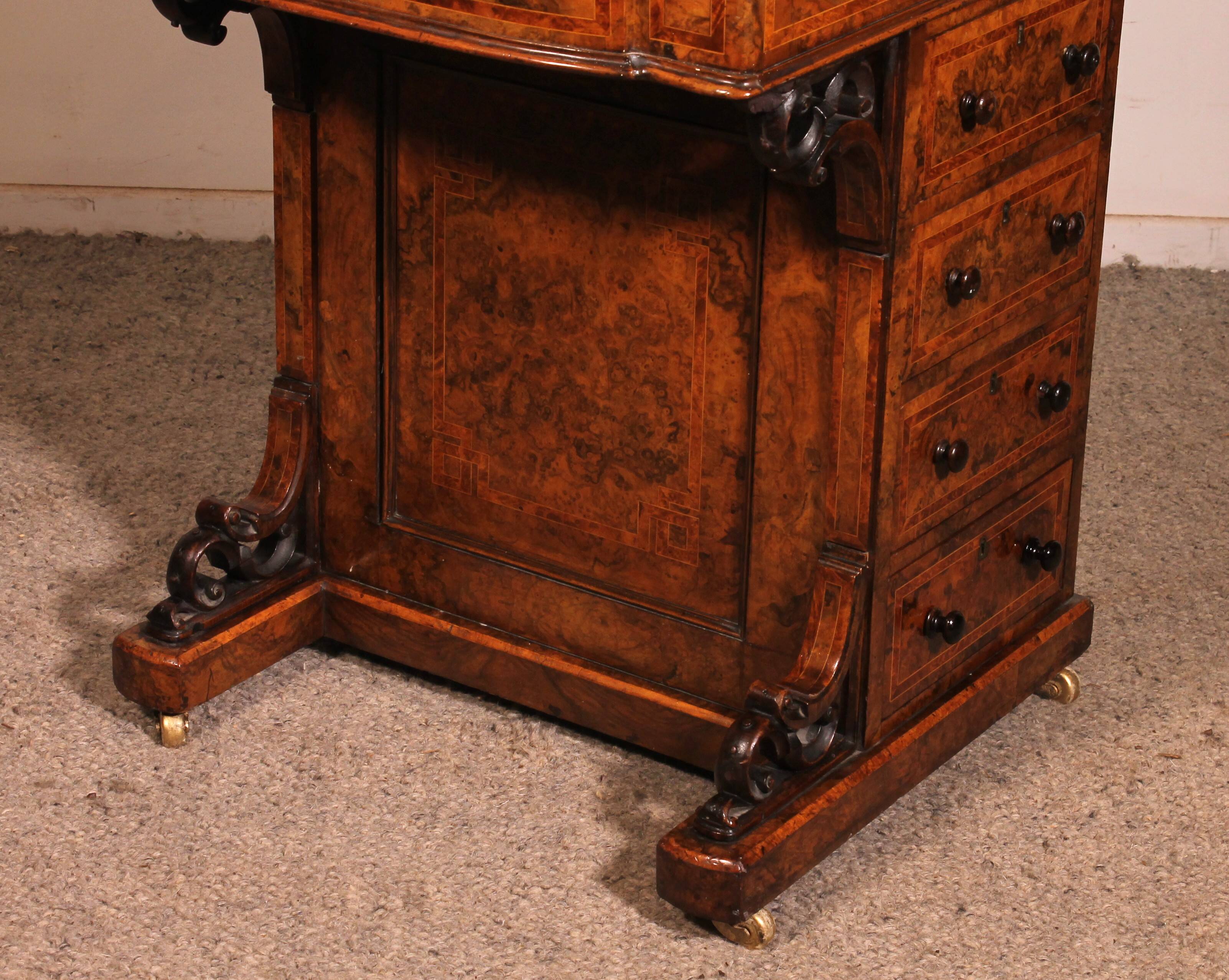 Davenport desk in burr walnut and inlays from the first part of