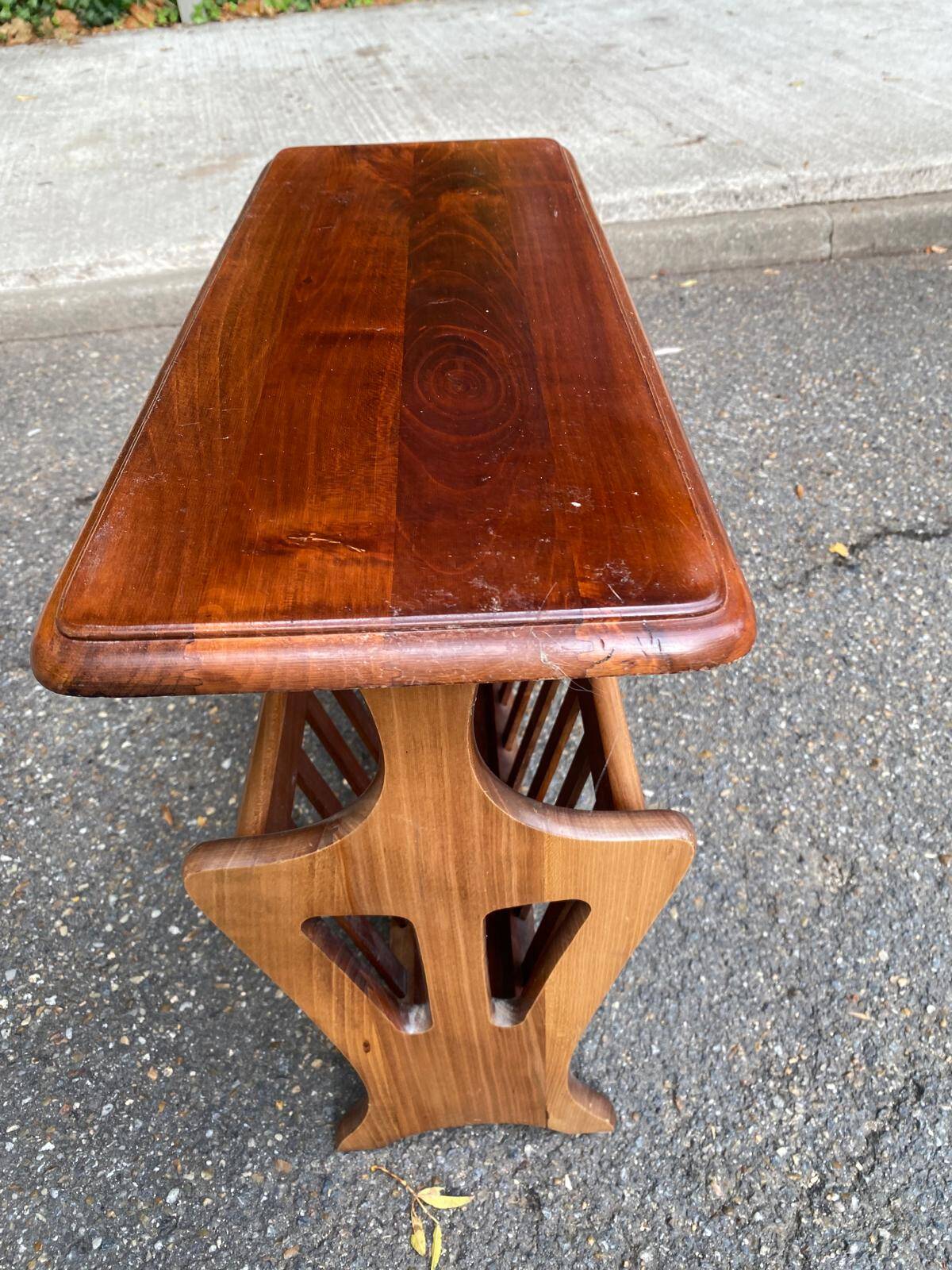 Table d'appoint porte-revues vintage en bois — Bout de canapé