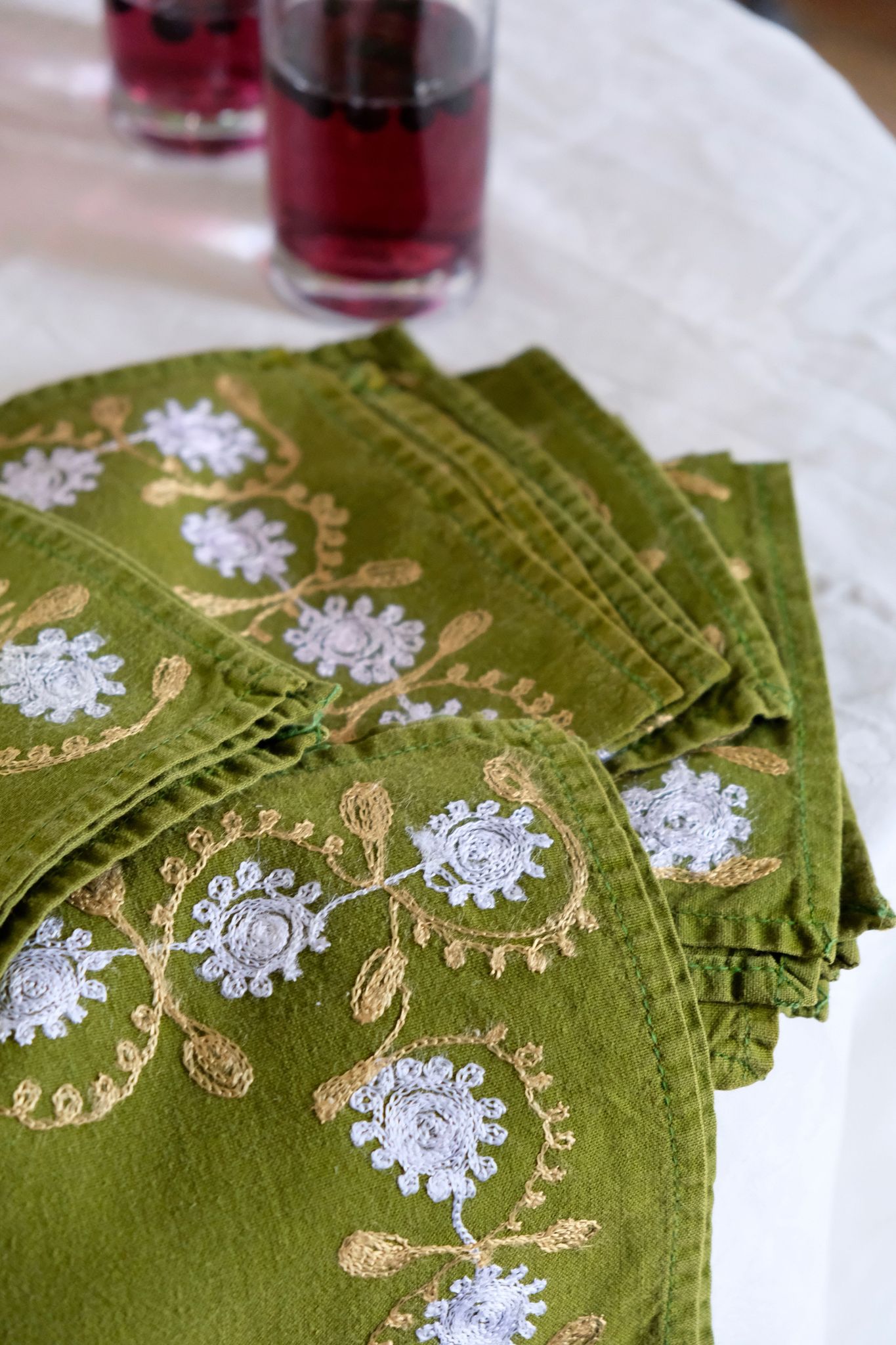 Suite of 8 olive green napkins embroidered vintage flowers 50s