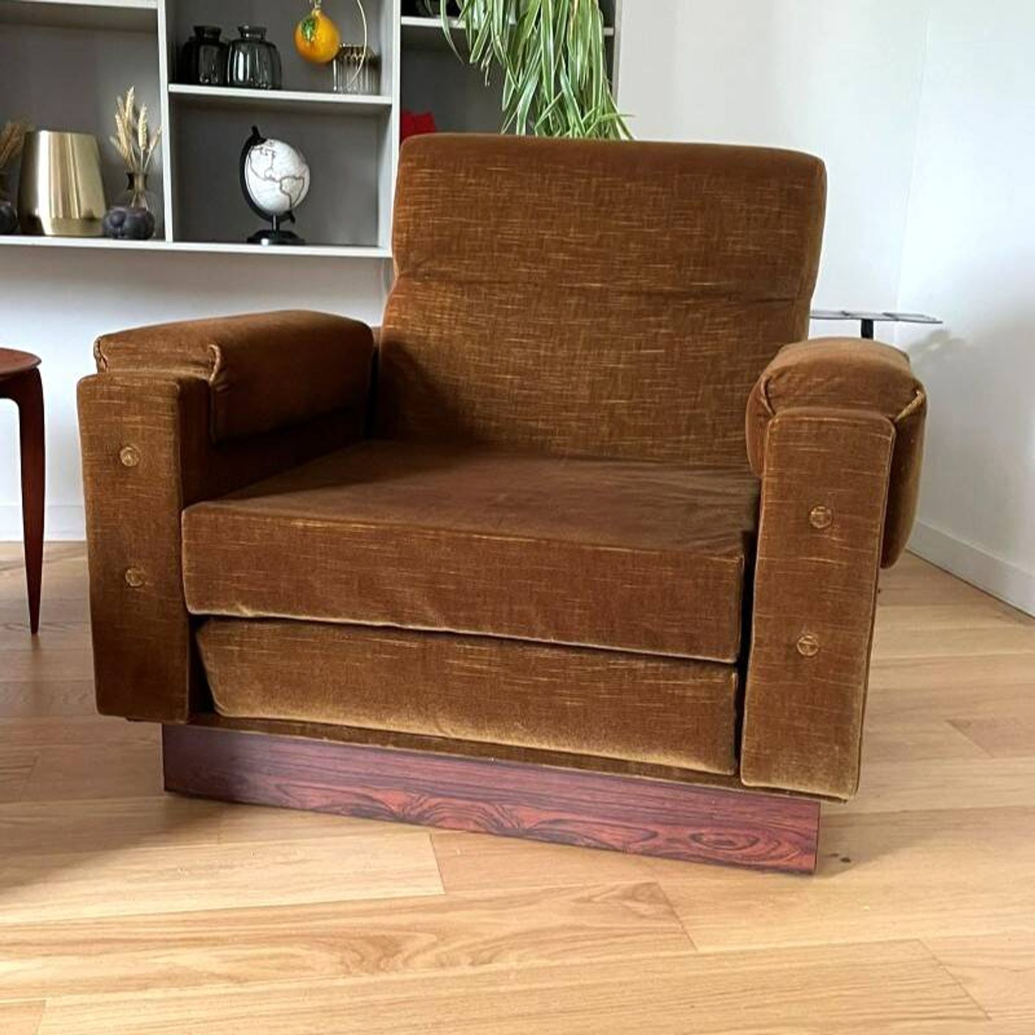 Paire de fauteuils vintage en velours et palissandre