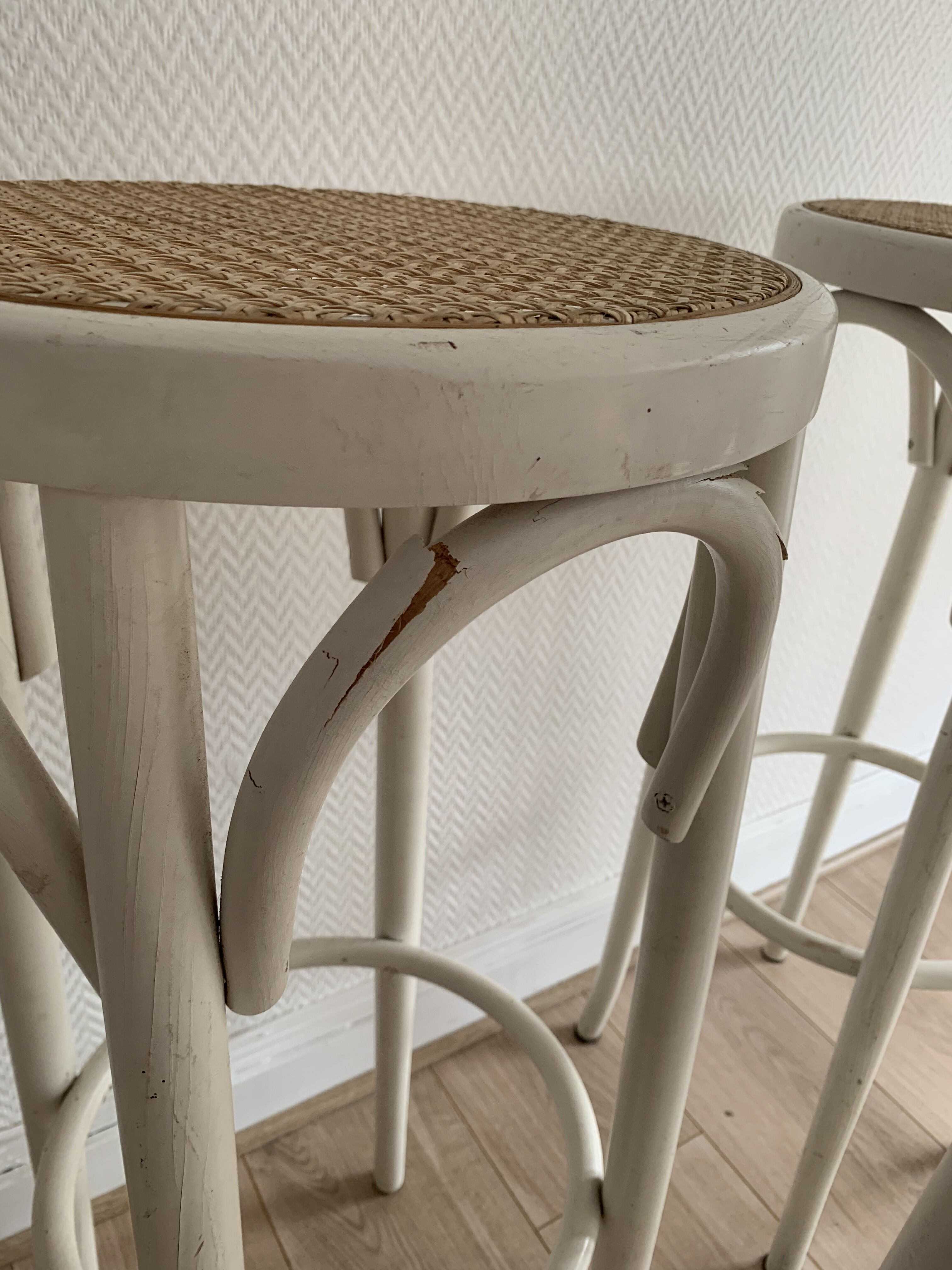Paire de tabourets bistrot vintage canné blanc