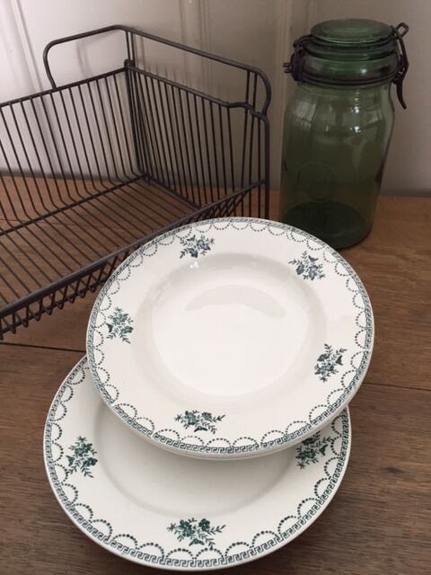 Set 4 dinner plates and 4 soup plates