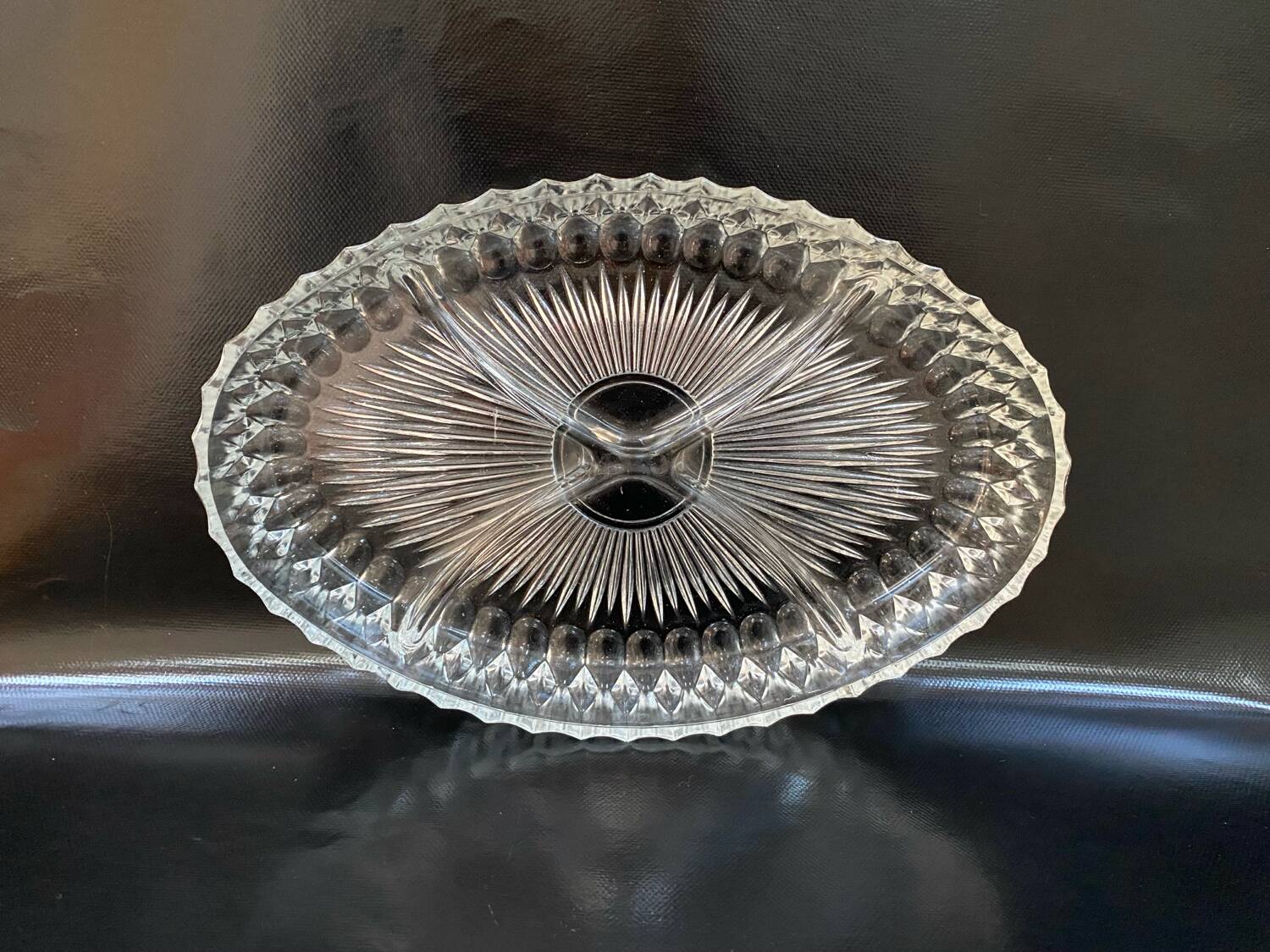 Plat serviteur ovale vintage en verre ciselé