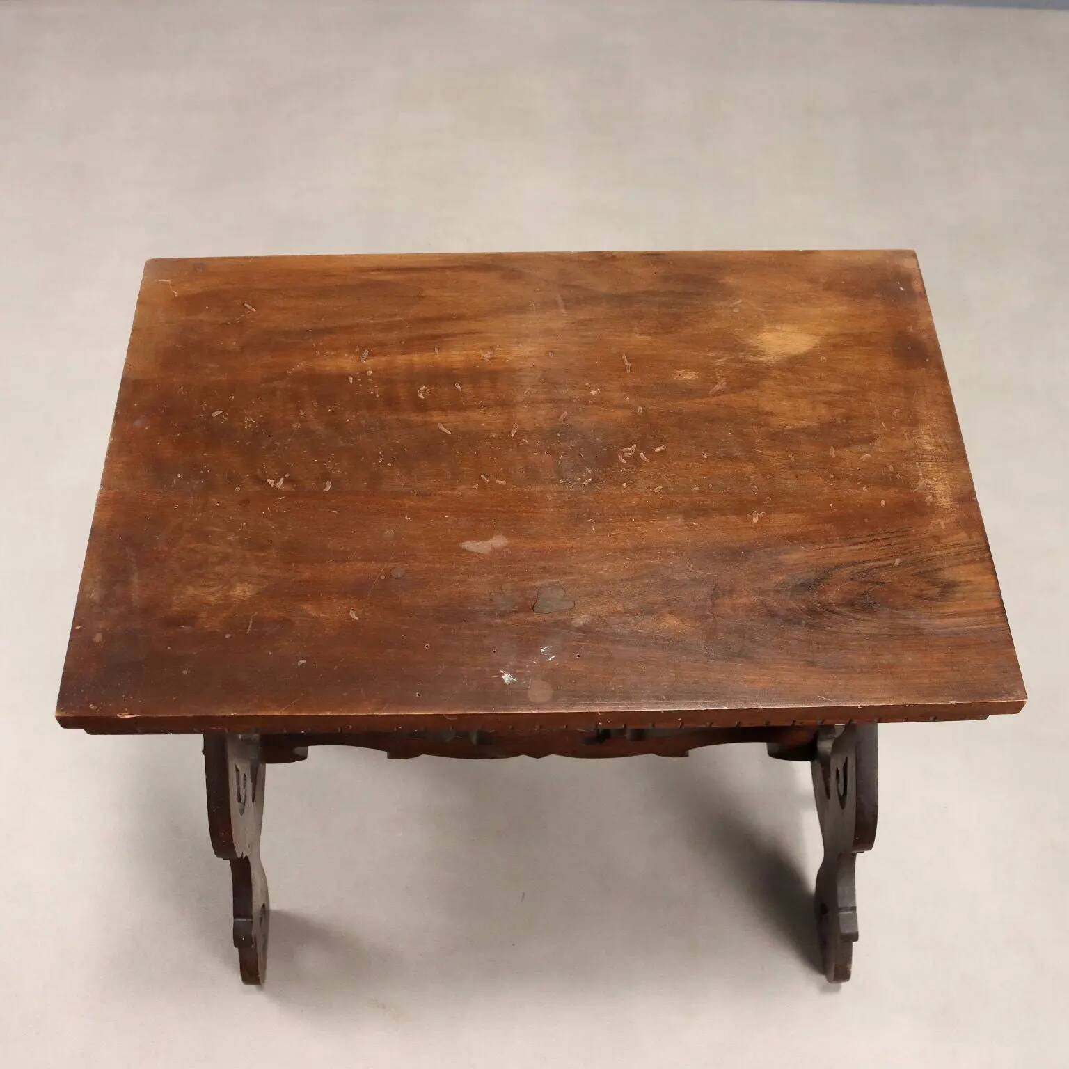 Petite table ancienne en noyer à pieds ajourés, XXe siècle