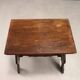 Petite table ancienne en noyer à pieds ajourés, XXe siècle