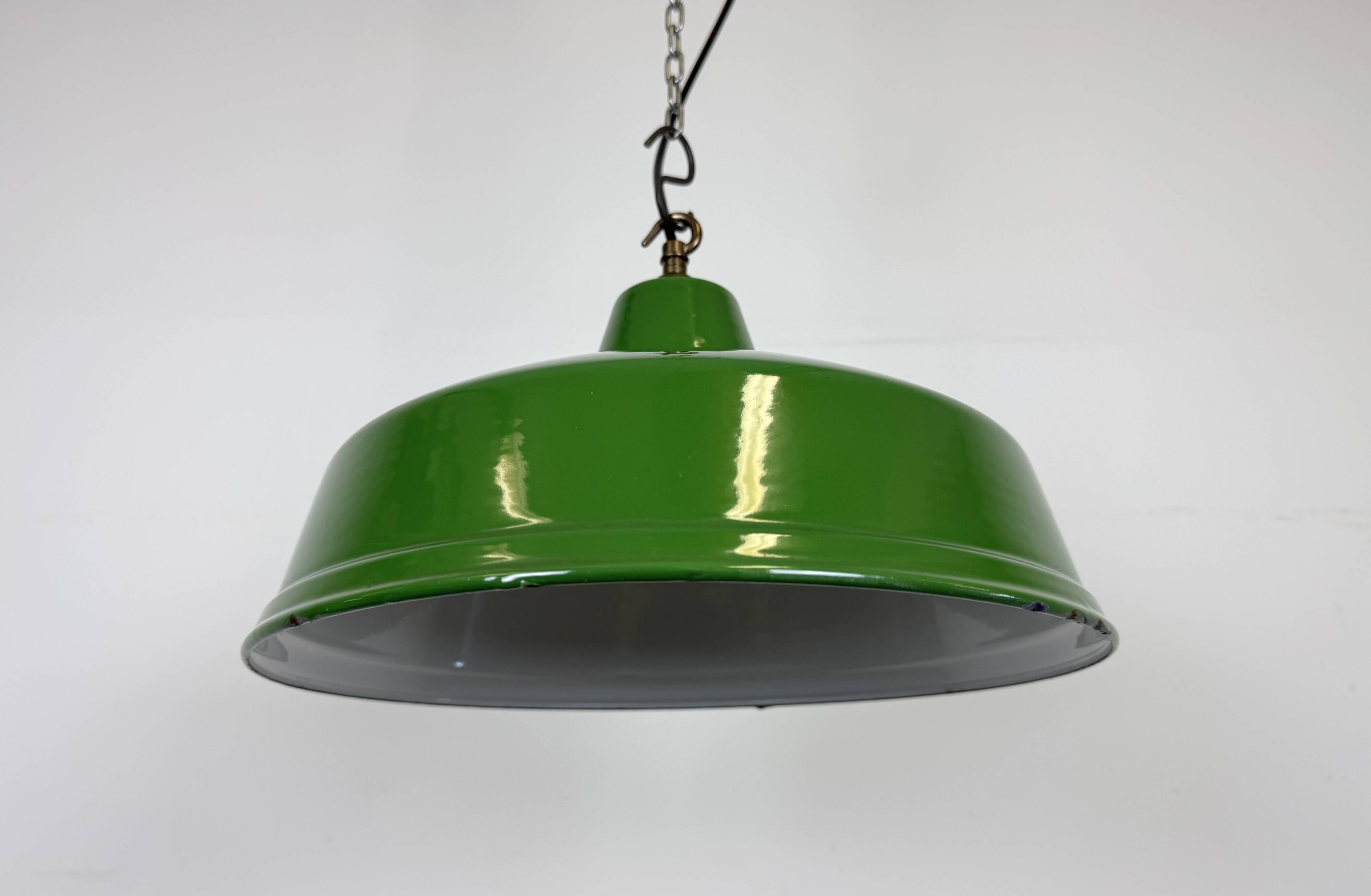 Suspension industrielle en émail vert britannique, années 1960