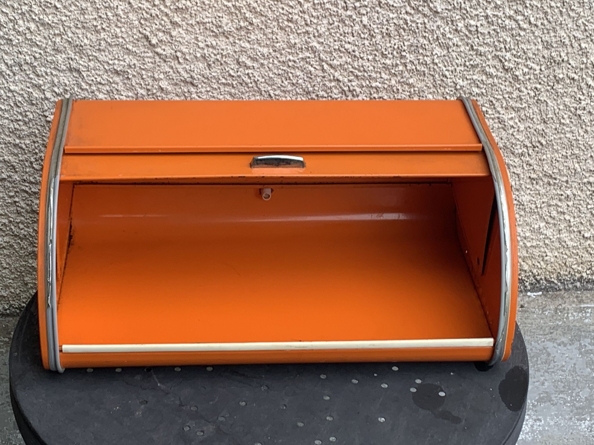 Bread box orange metal and its vintage knife 1970