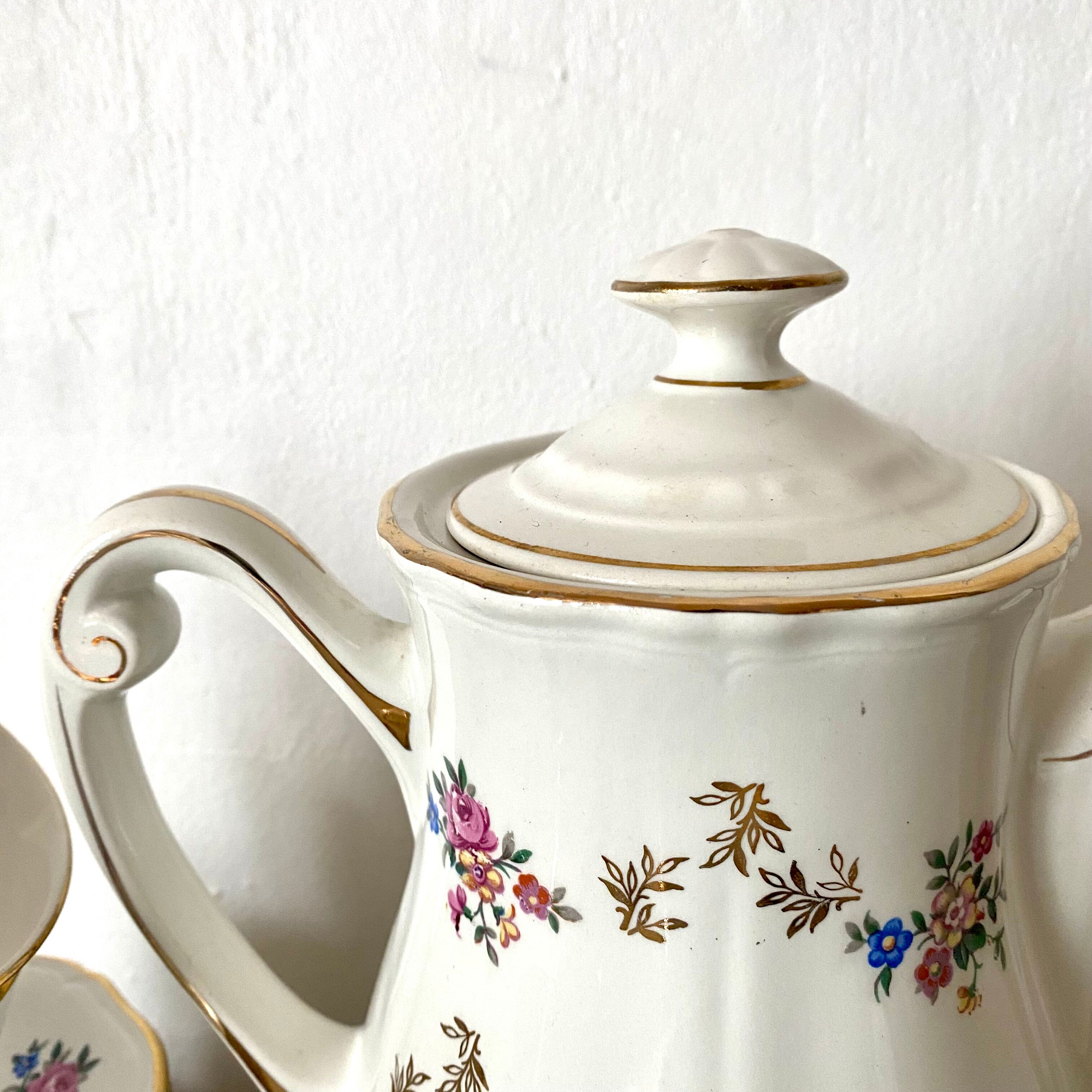 Antique tea set in Amandinoise porcelain