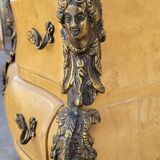 Commode galbée style Louis XV en marqueterie en loupe d'orme et bronze