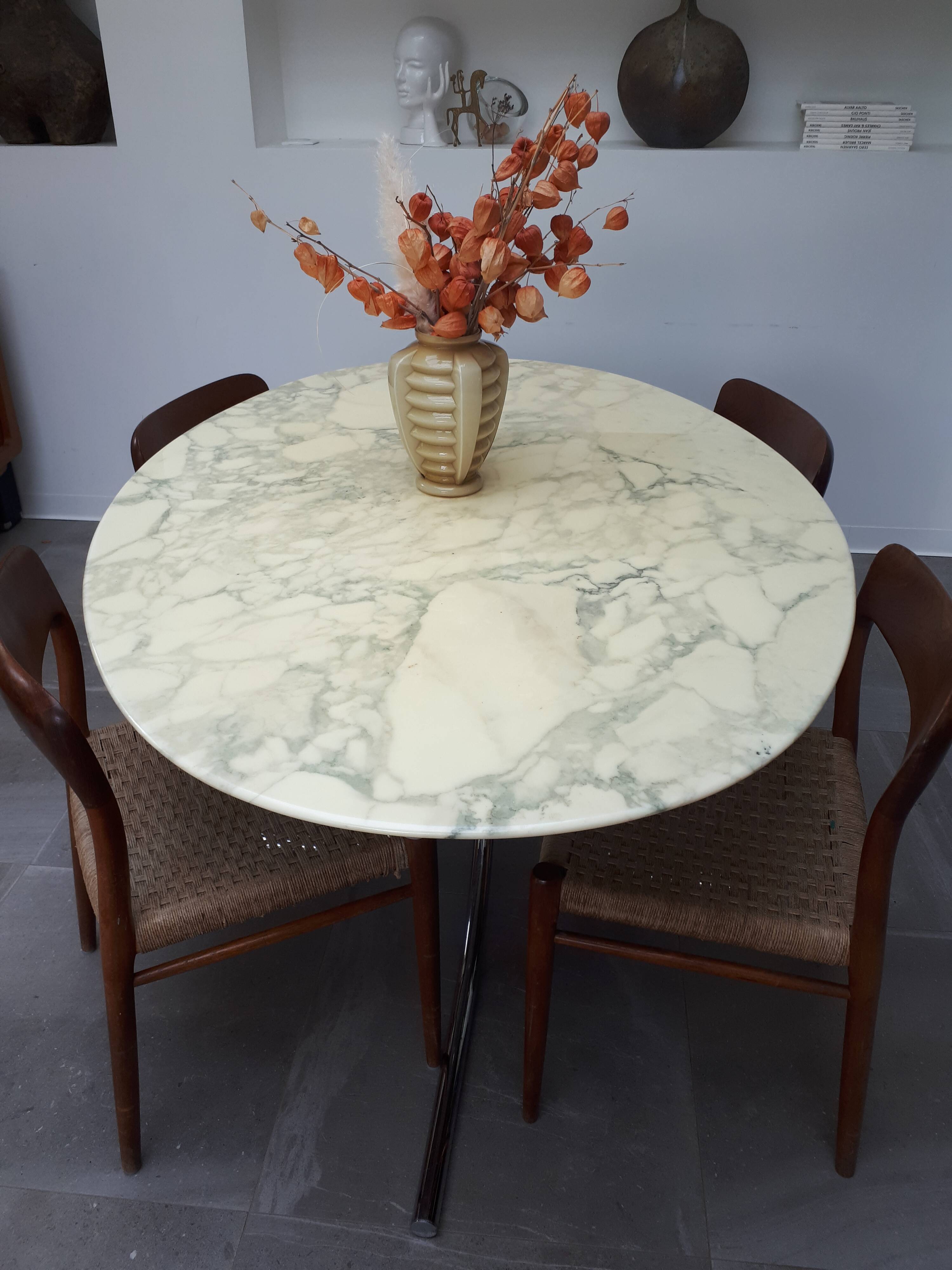 Marble table of the 70s at Roche Bobois