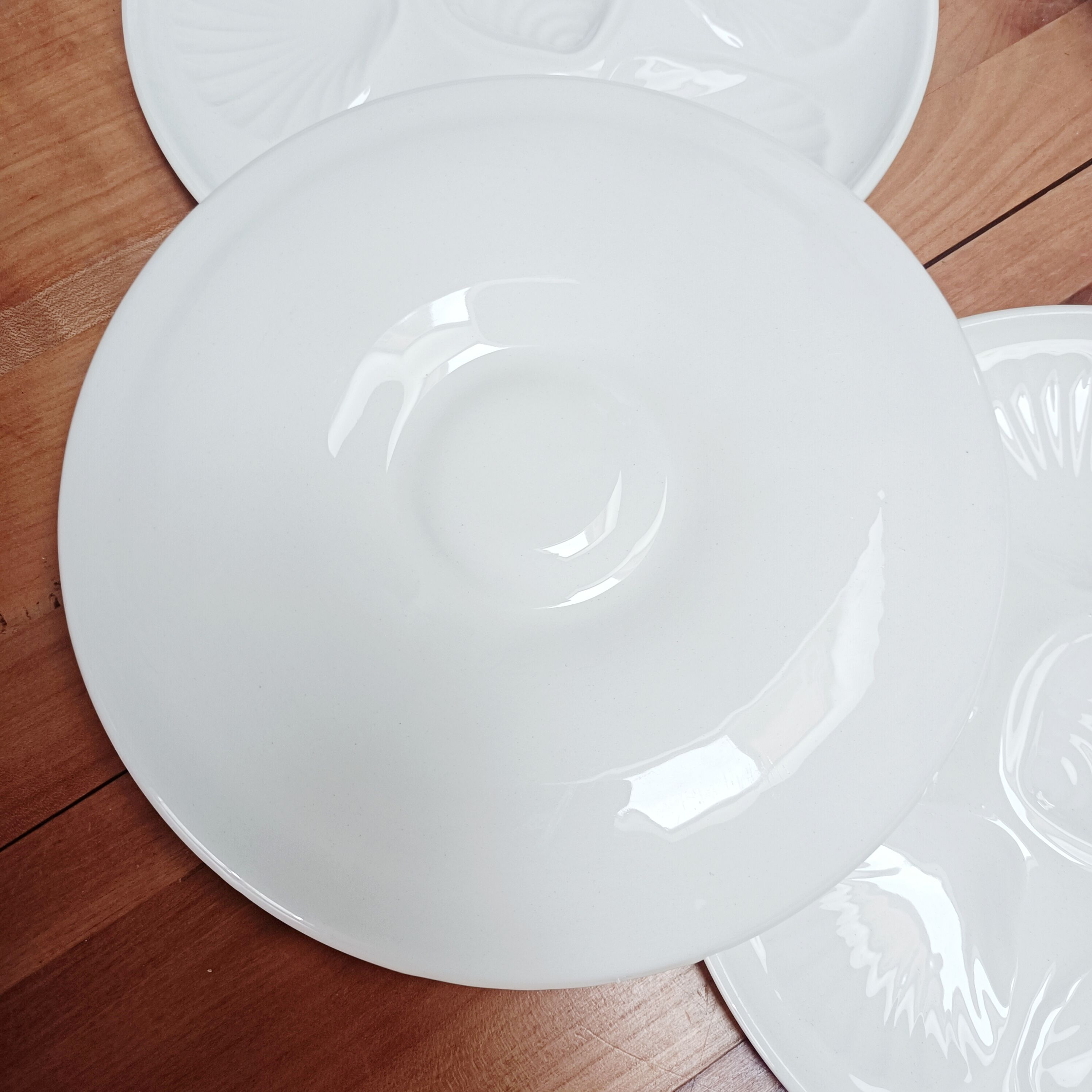 Set of 6 white oyster plates