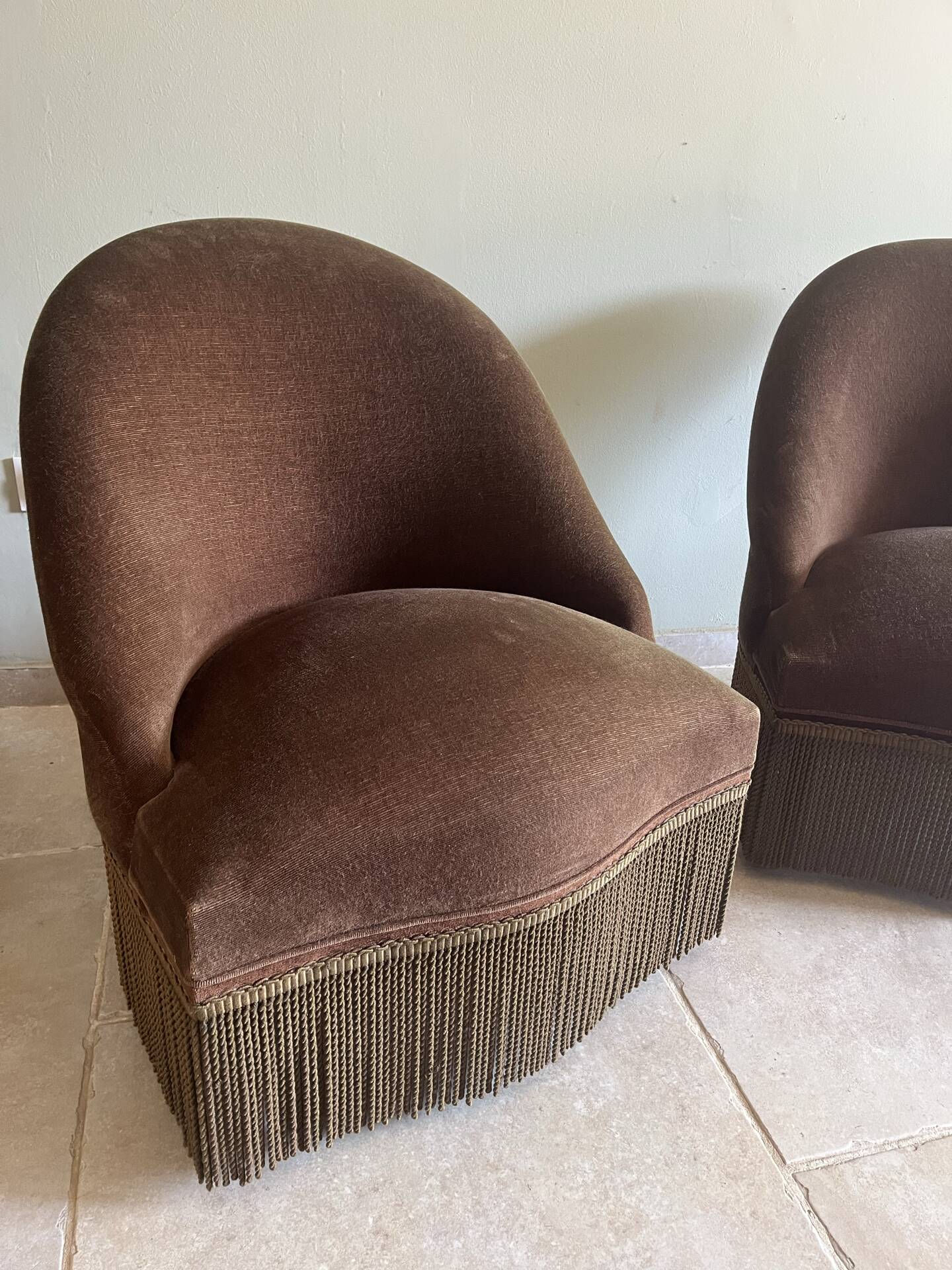 Paire de fauteuils crapaud vintage en velours brun tabac à franges