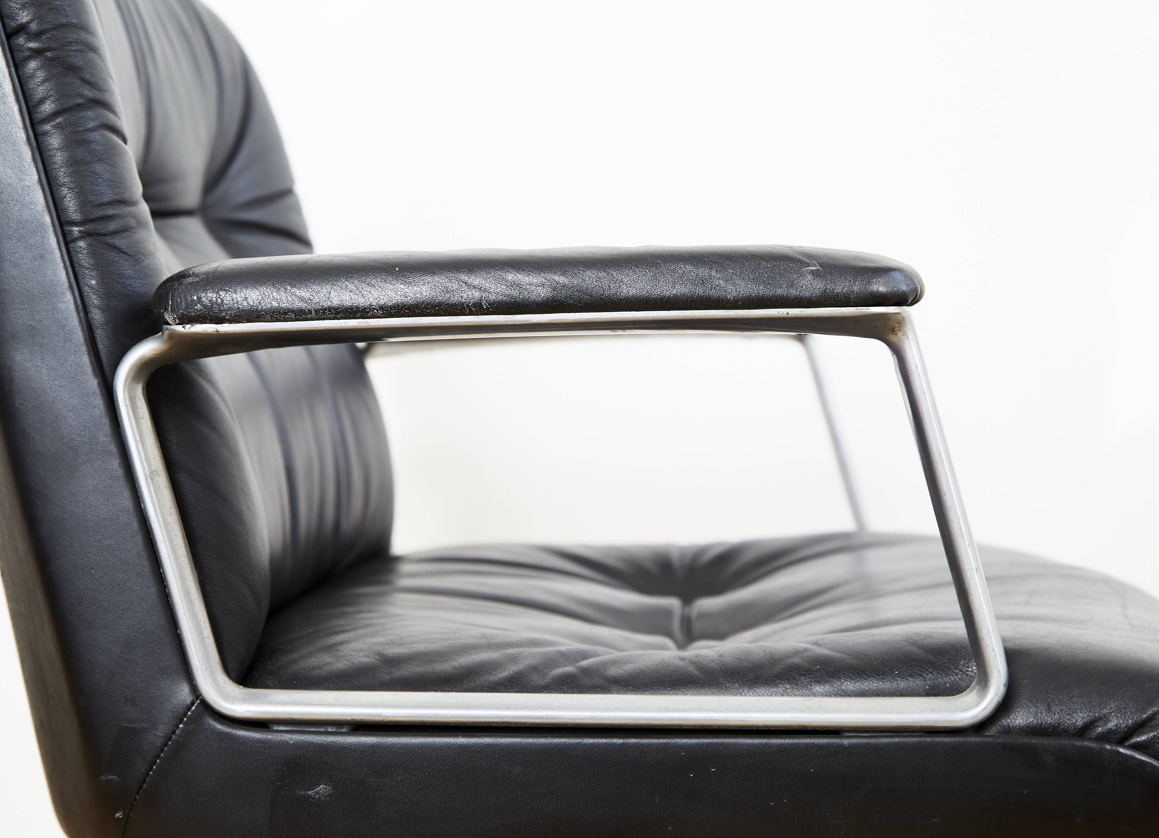 Oswaldo Borsani swivel Chair P125 for Tecno Milano