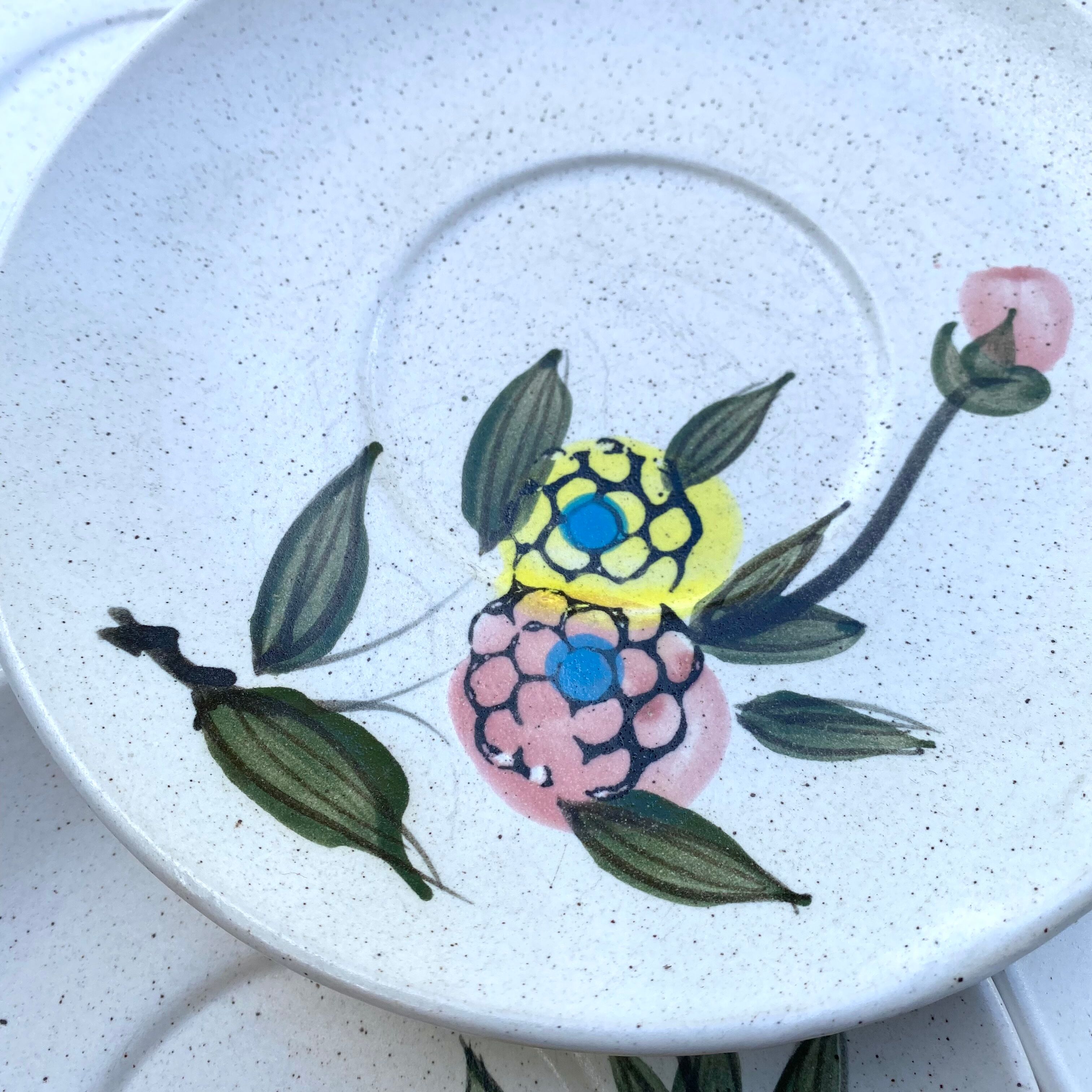 Stoneware dessert plates with floral decoration
