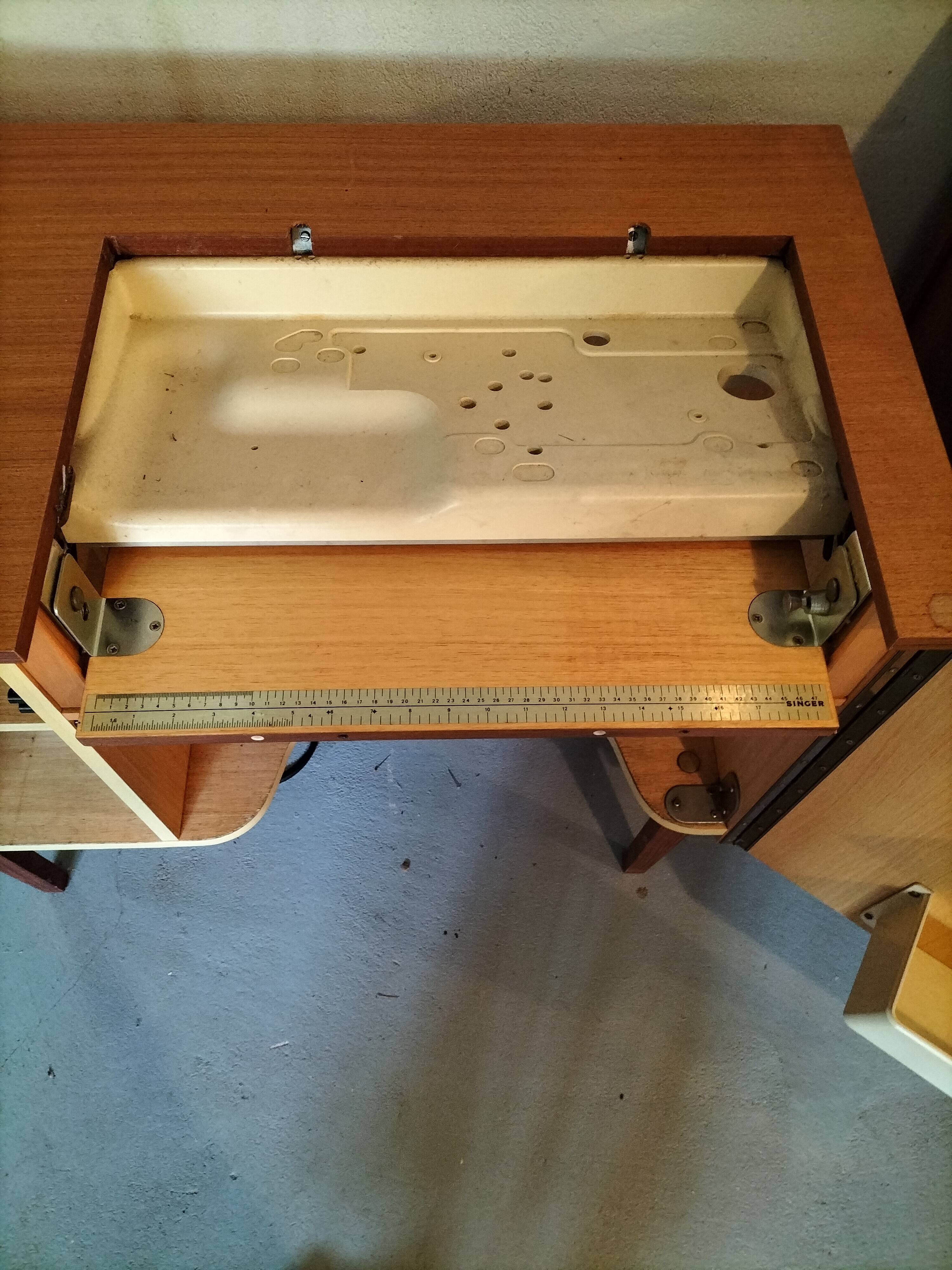 Meuble de machine à coudre