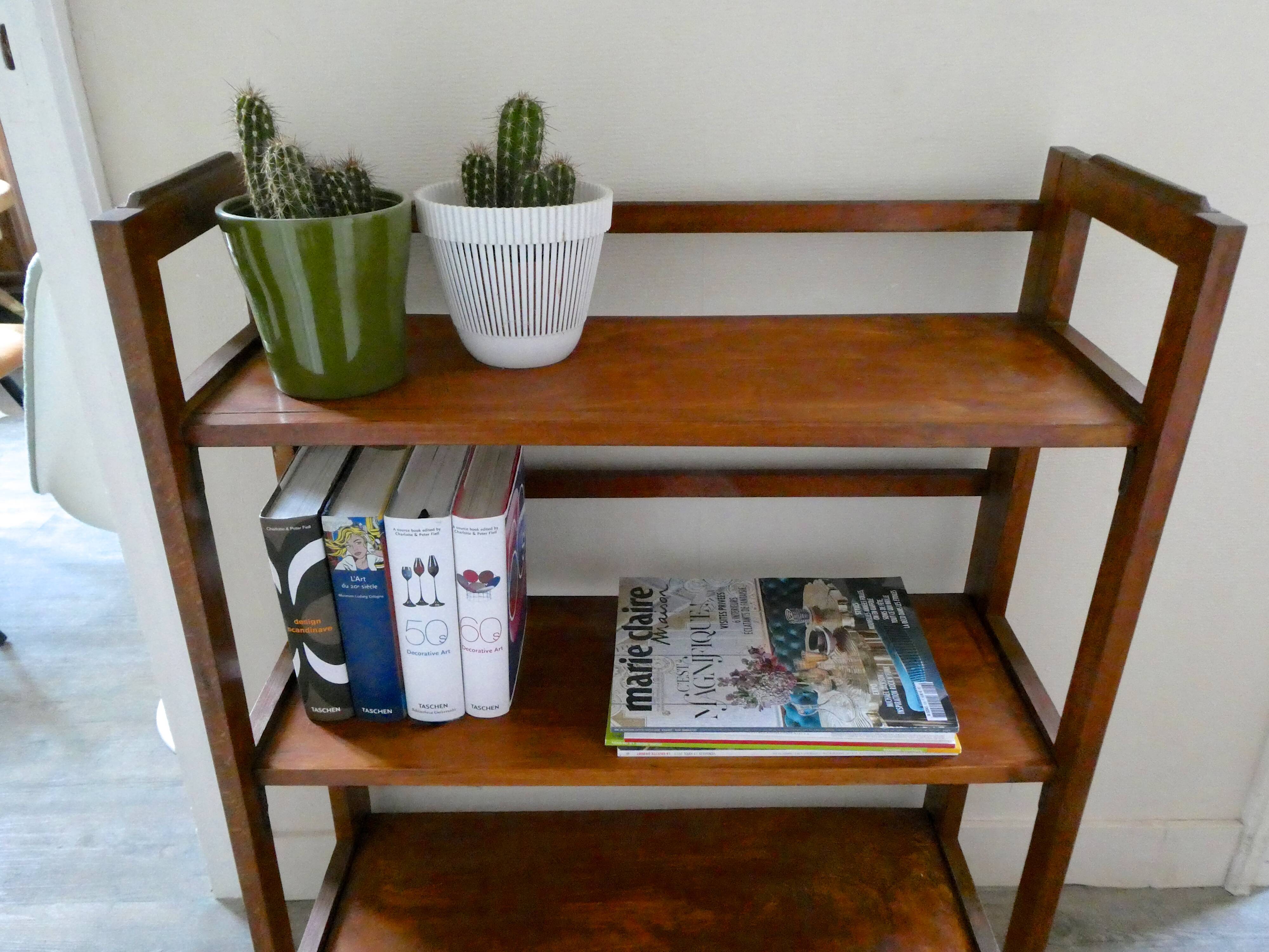 Wooden folding bookseller shelf