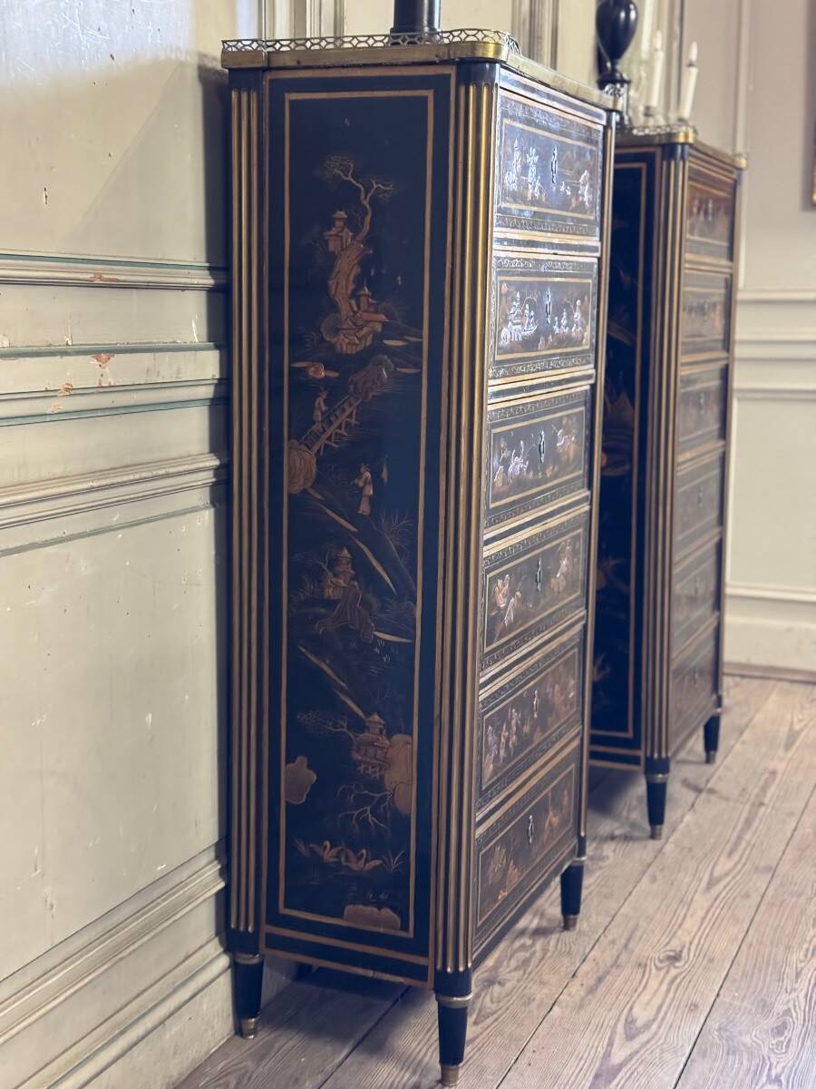 Pair of Louis XVI Weekly Tables in Black and Gold Lacquer, 18th Century