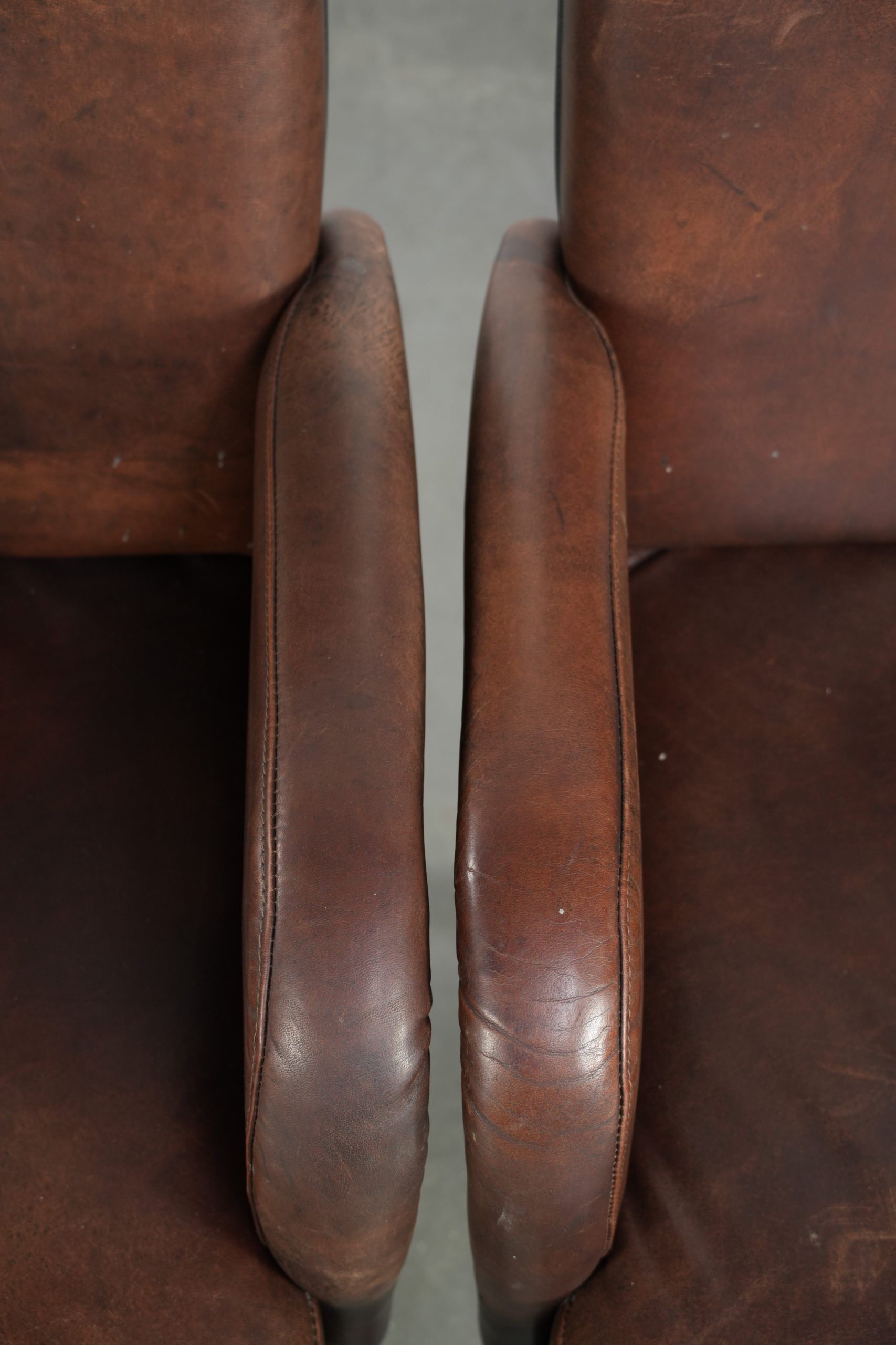 Set of 4 nicely finished dining chairs/side chairs with armrests made of cowhide leather