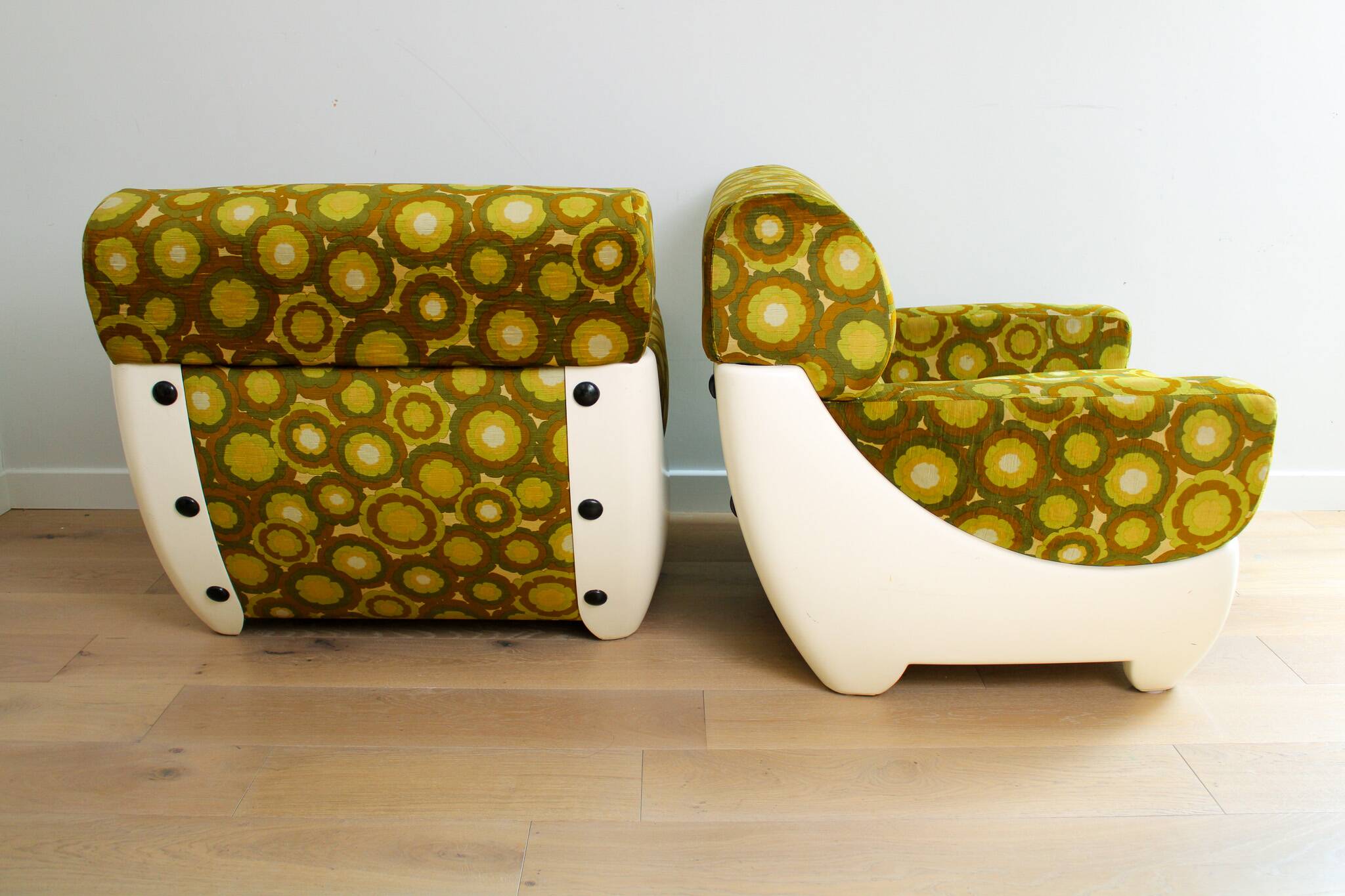 A pair of vintage mid-century modern arm chairs - Italy 1970s