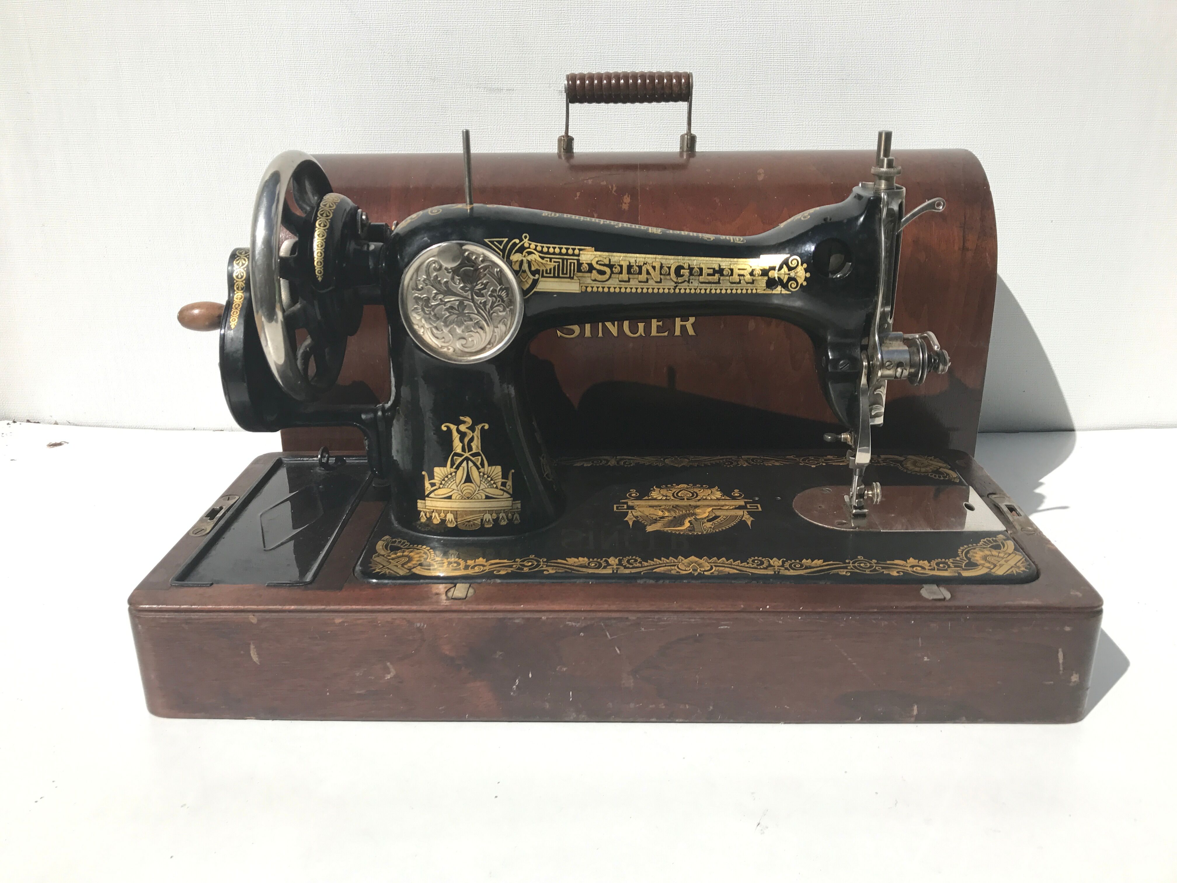 Ancienne machine à coudre Singer manuelle et son coffre en bois vintage