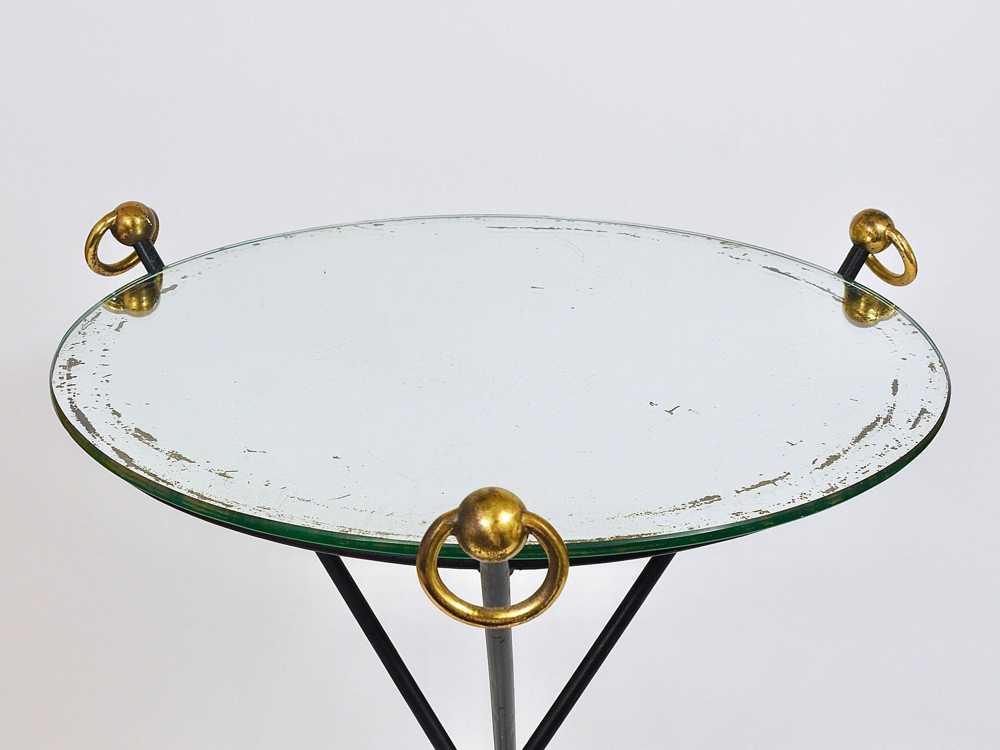 Table d'appoint miroir française milieu du siècle, style Jacques Adnet, laiton, années 1950