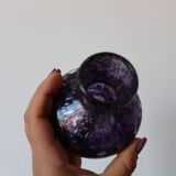 Petit vase en verre bullé et soufflé violet