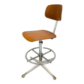 Swivel and adjustable workshop chair in wood