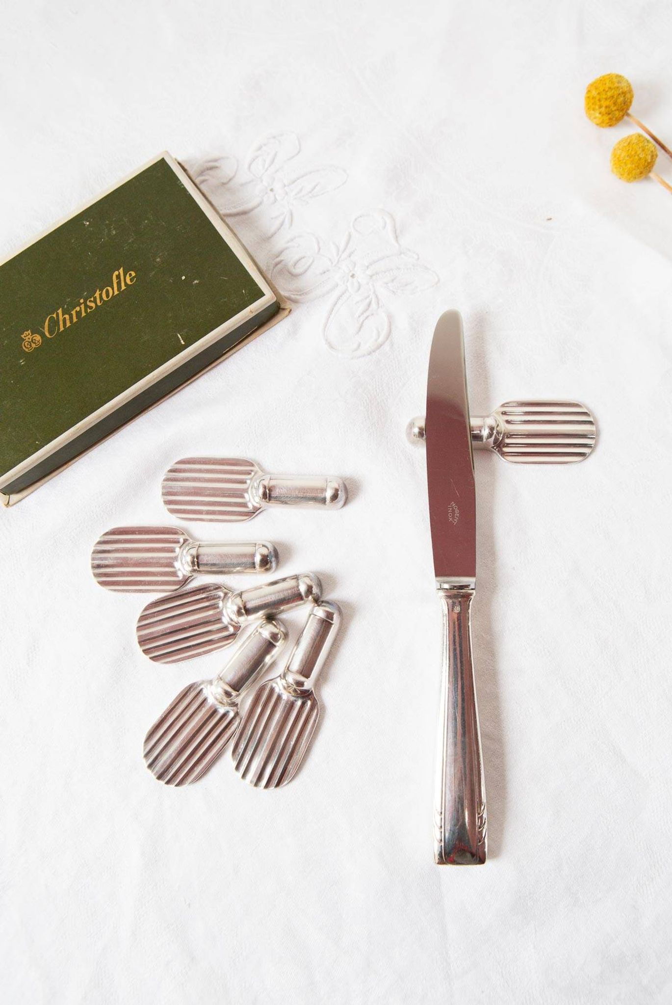 Set of 6 Christofle knife rests in the Strié model in silver-plated metal.