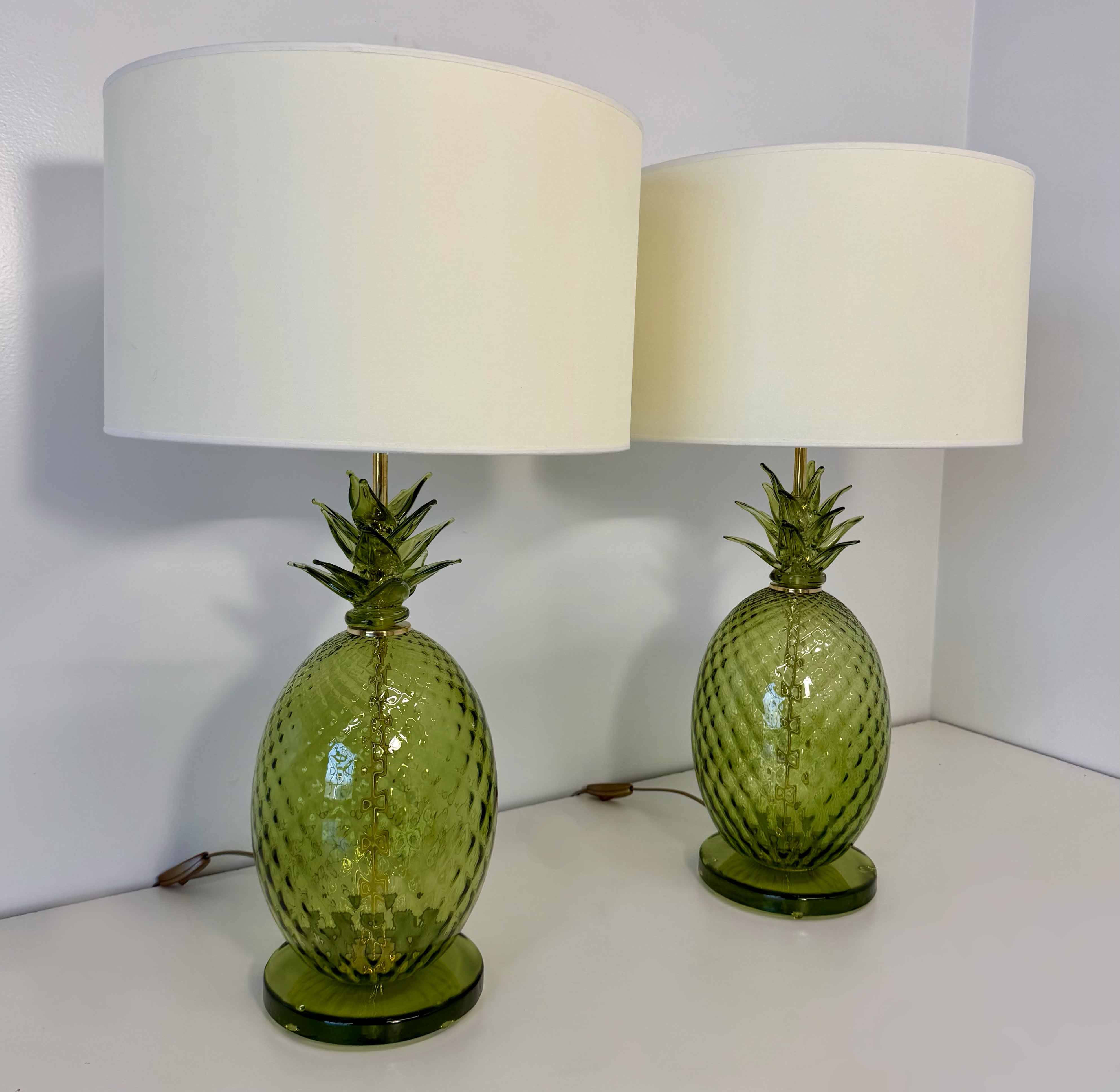 Paire de lampes en verre de Murano en forme d'ananas Art Déco italien avec abat-jours.